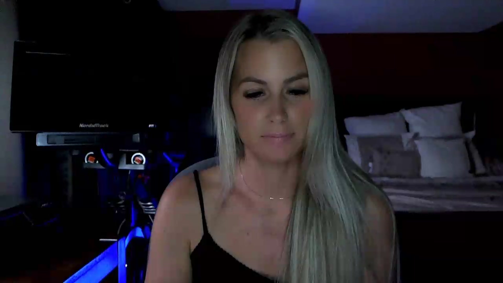 Gallery image thumbnail from Cora9's myfreecams stream on, 08/19/2026, 05:35 image 10 of 20