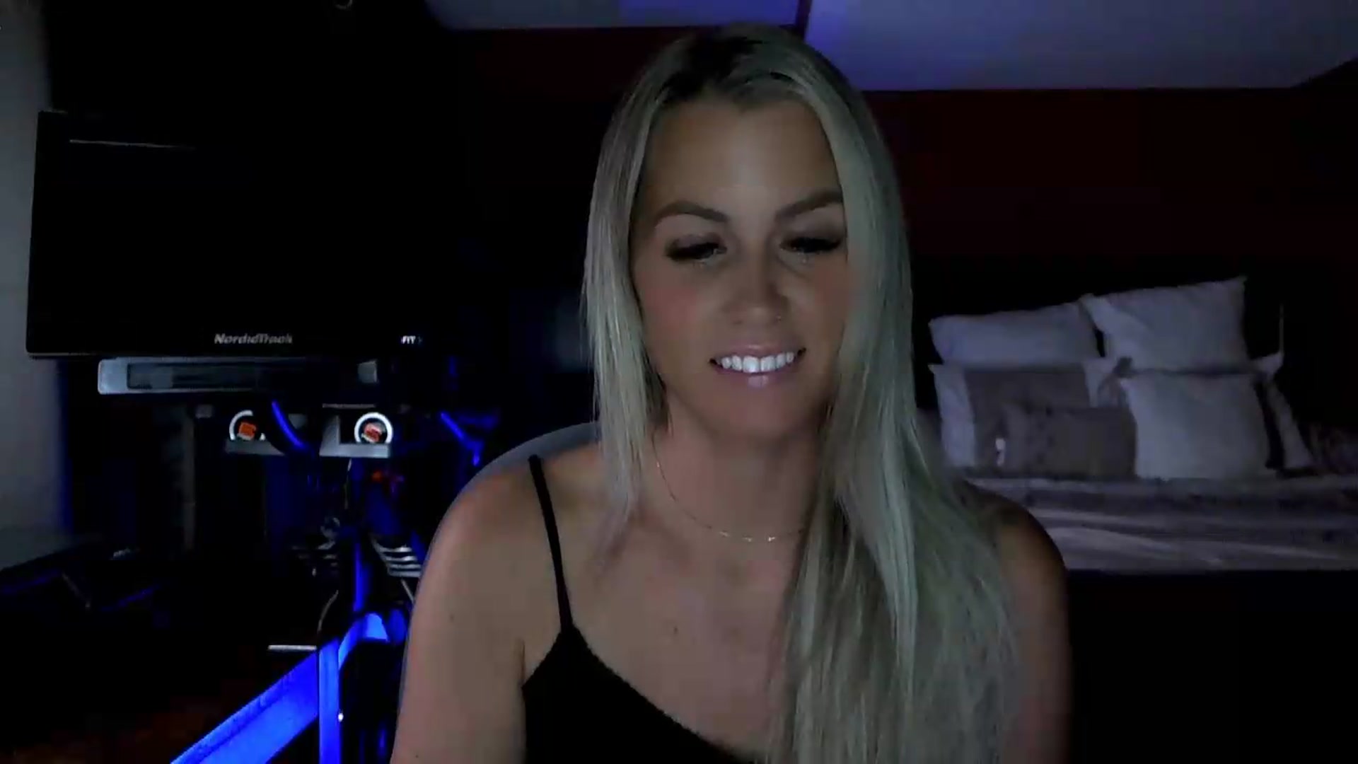 Gallery image thumbnail from Cora9's myfreecams stream on, 08/19/2026, 05:35 image 11 of 20