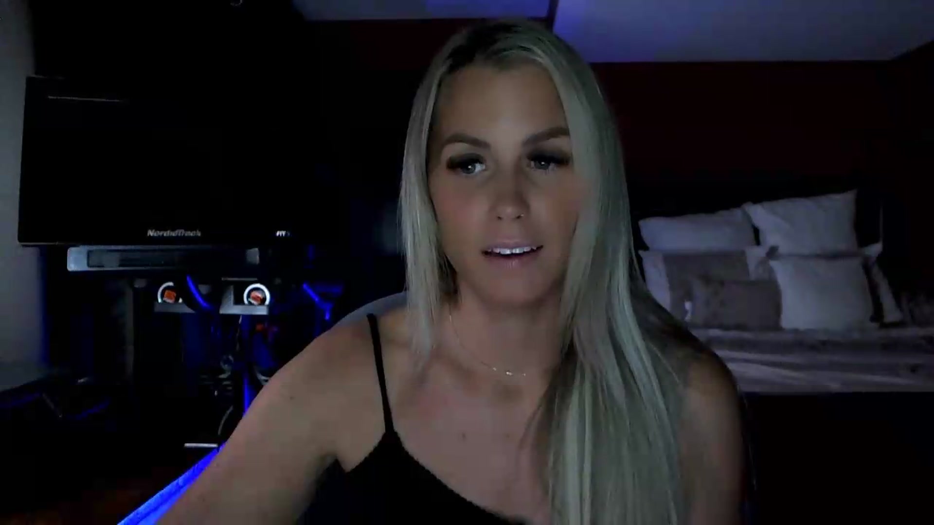 Gallery image thumbnail from Cora9's myfreecams stream on, 08/19/2026, 05:35 image 19 of 20
