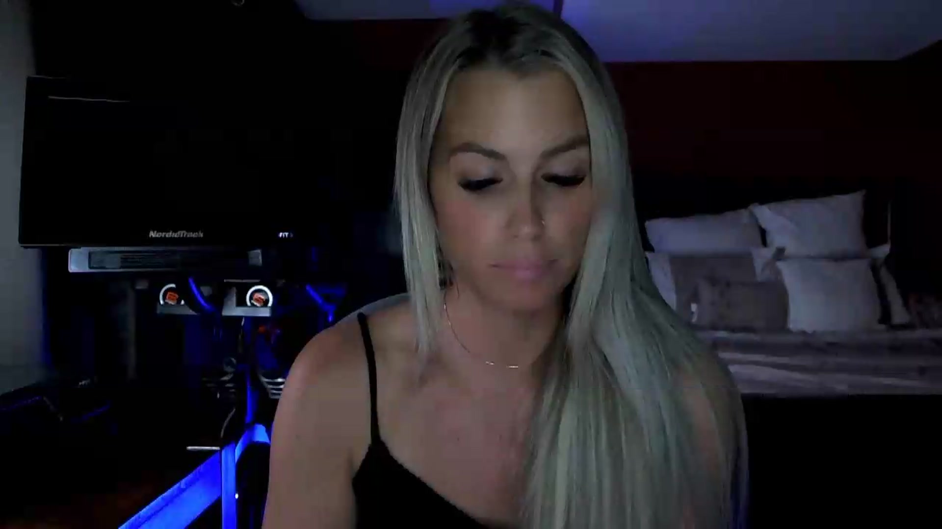 Gallery image thumbnail from Cora9's myfreecams stream on, 08/19/2026, 05:35 image 3 of 20