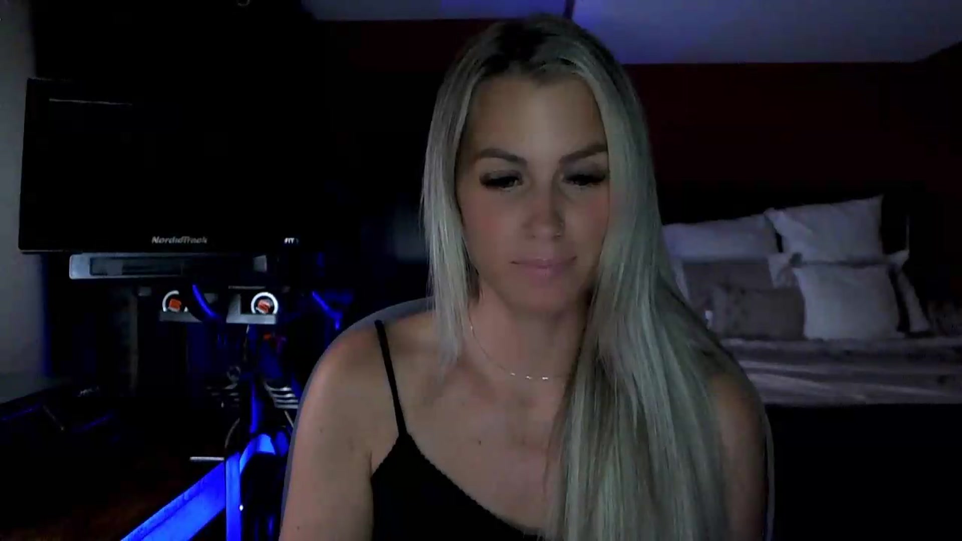 Gallery image thumbnail from Cora9's myfreecams stream on, 08/19/2026, 05:35 image 13 of 20