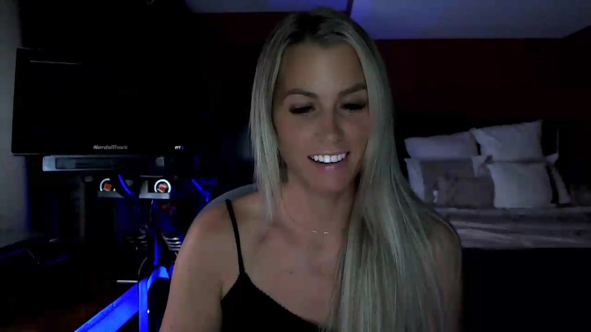 Gallery image thumbnail from Cora9's myfreecams stream on, 08/19/2026, 05:35 image 8 of 20