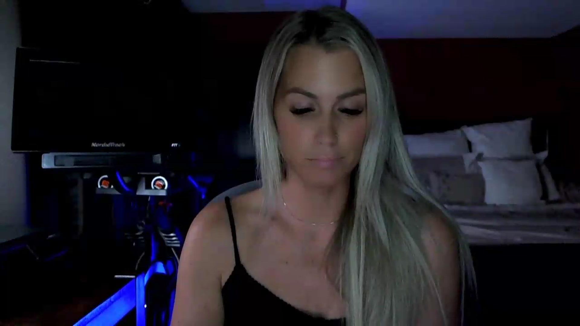 Gallery image thumbnail from Cora9's myfreecams stream on, 08/19/2026, 05:35 image 18 of 20