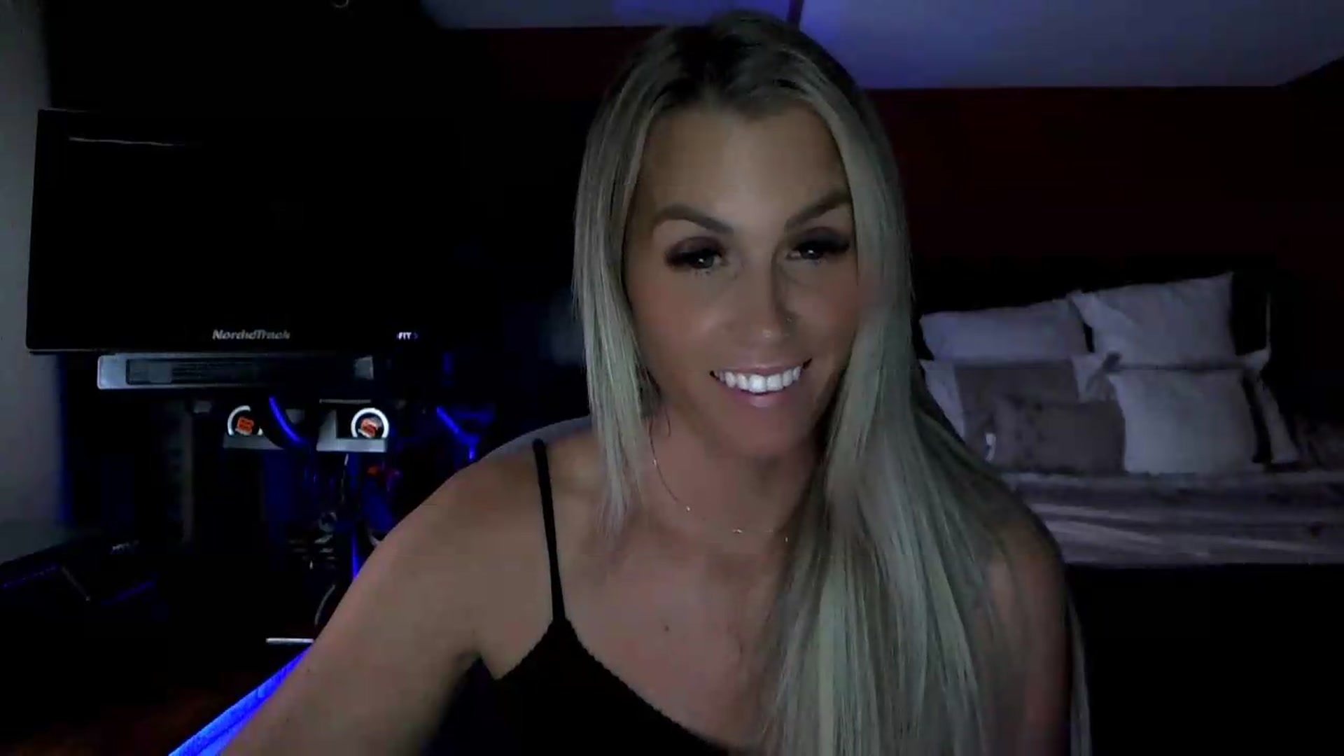 Gallery image thumbnail from Cora9's myfreecams stream on, 08/19/2026, 05:35 image 4 of 20