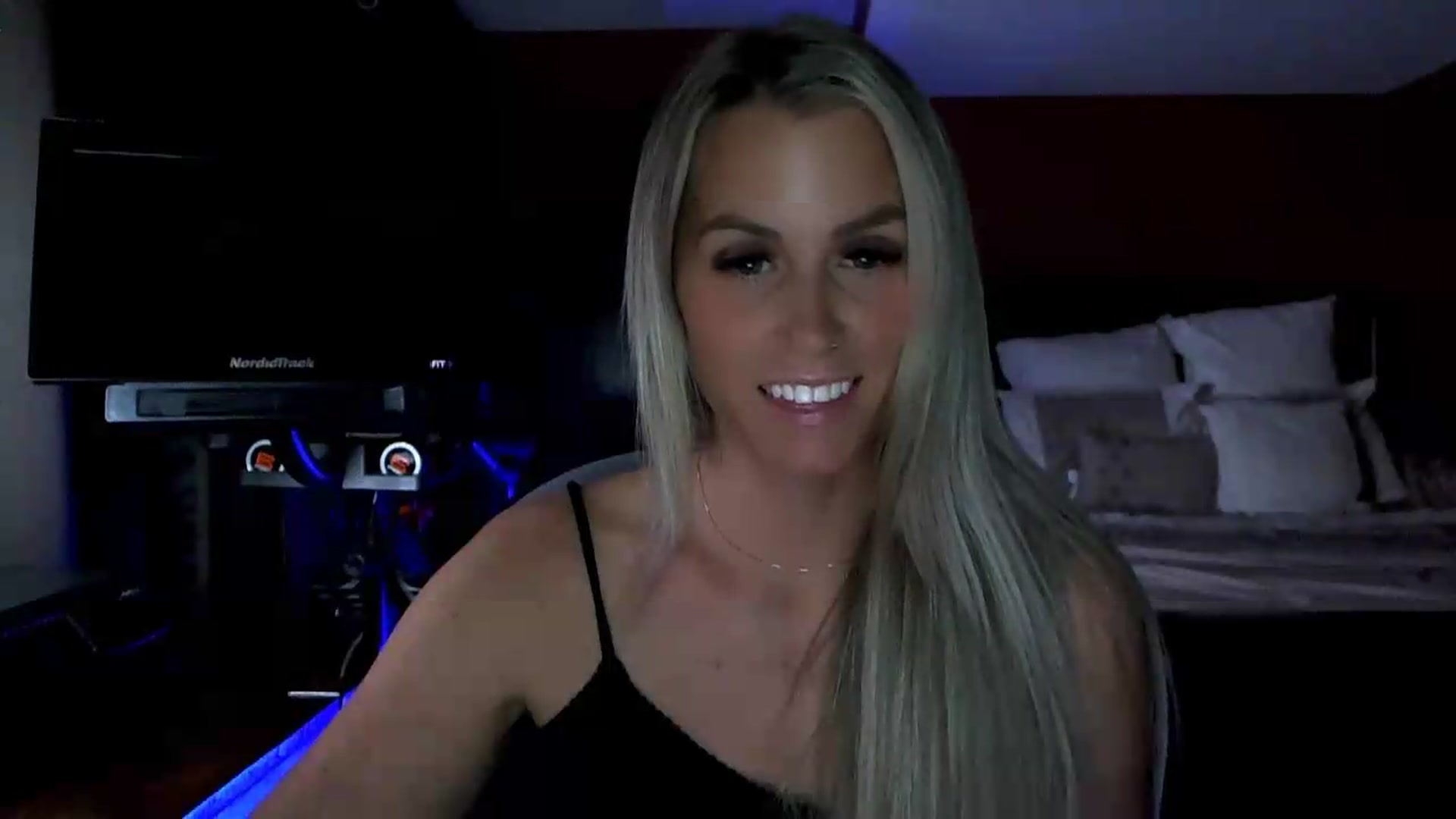Gallery image thumbnail from Cora9's myfreecams stream on, 08/19/2026, 05:35 image 7 of 20