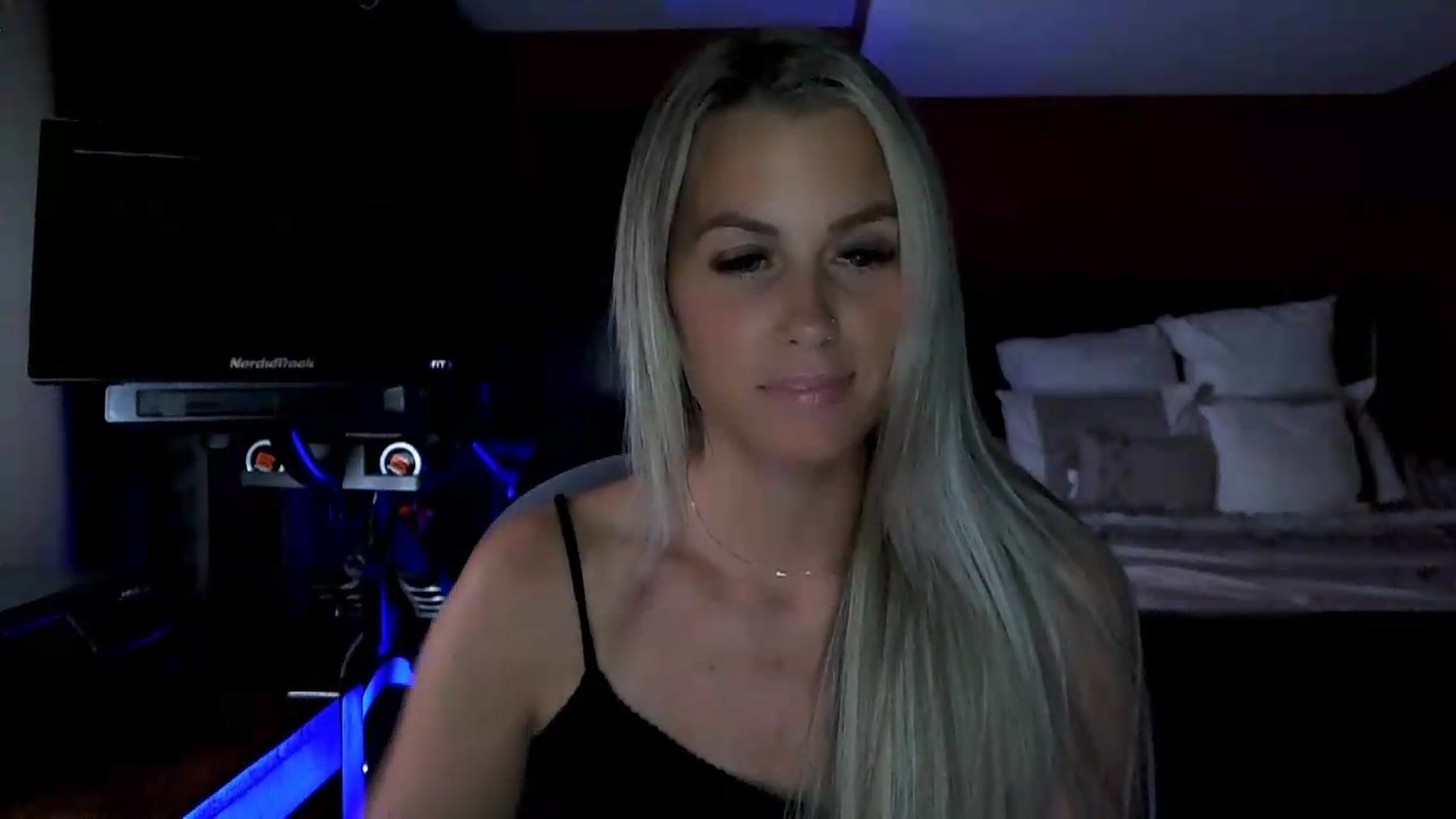 Gallery image thumbnail from Cora9's myfreecams stream on, 08/19/2026, 05:35 image 9 of 20