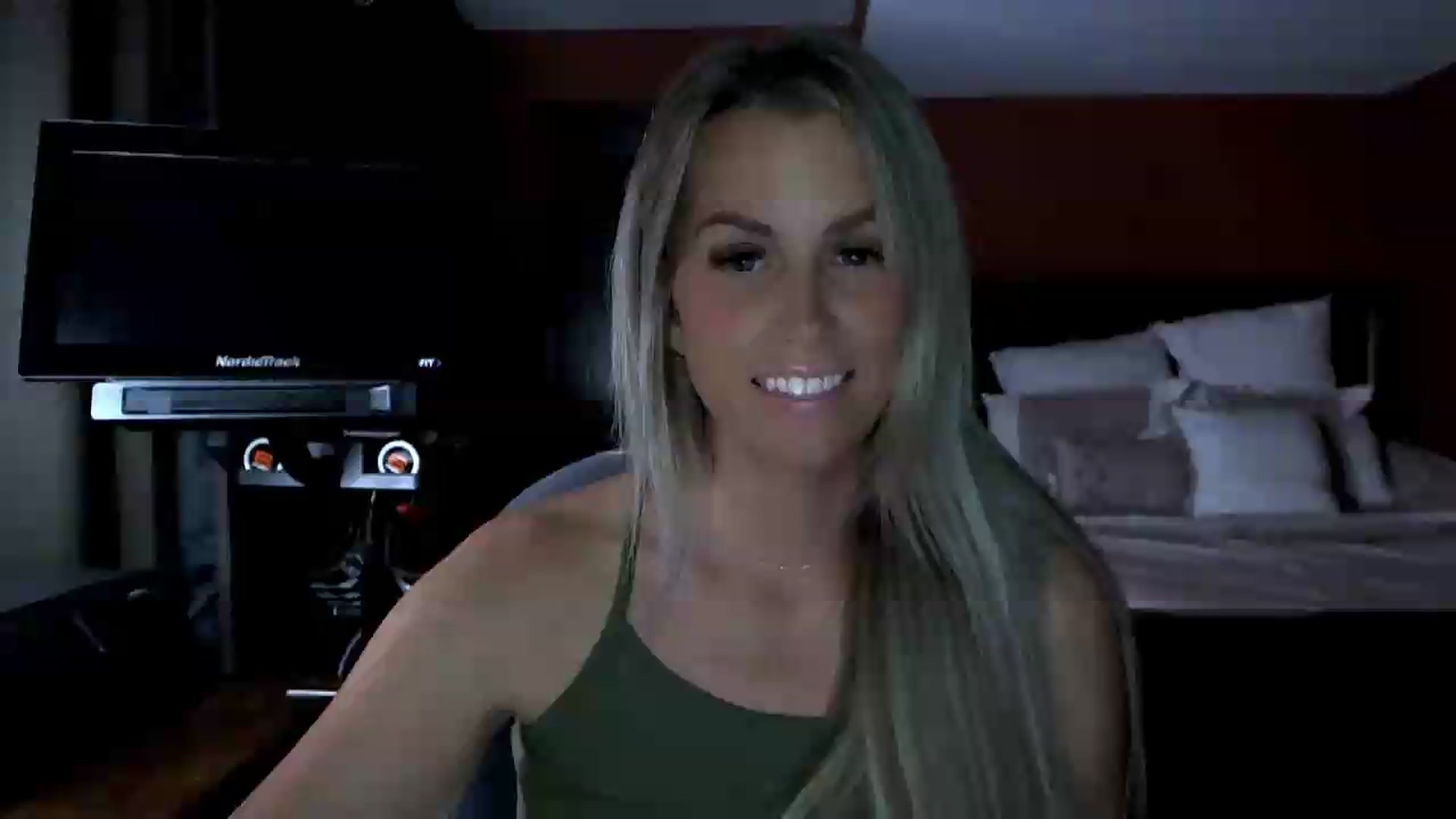 Gallery image thumbnail from Cora9's myfreecams stream on, 09/04/2026, 04:54 image 1 of 20