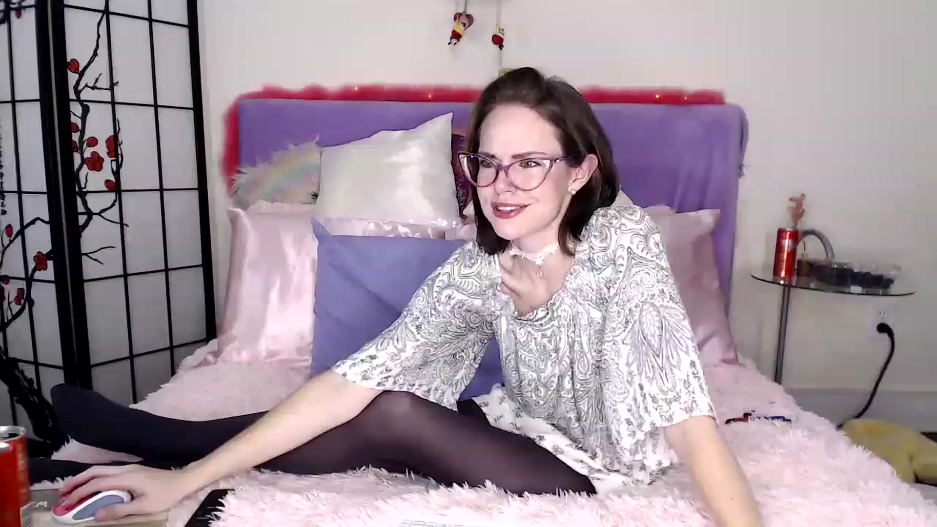 Gallery image thumbnail from CorolineClovr's myfreecams stream on, 12/07/2022, 06:32 image 13 of 20