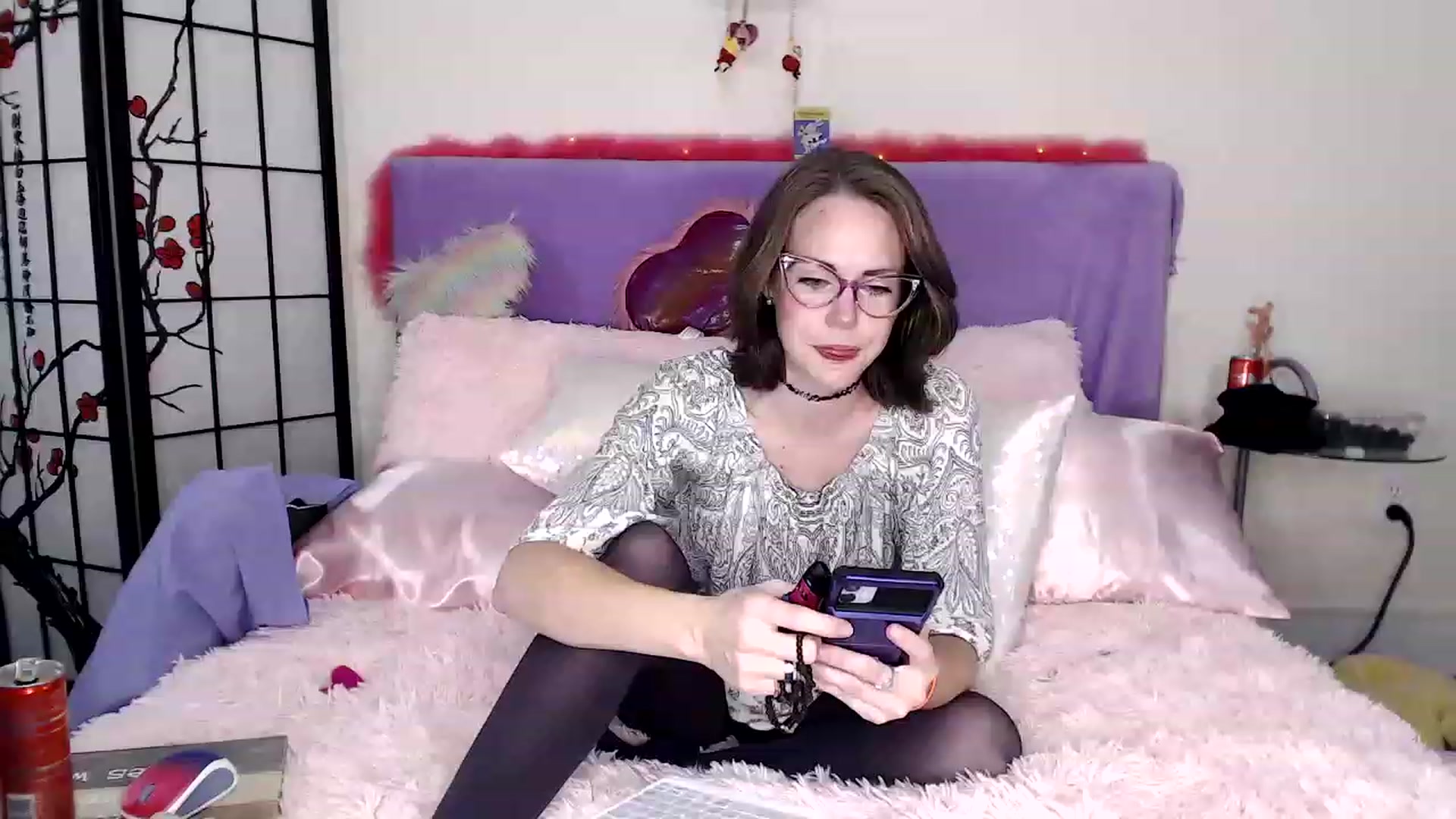 Gallery image thumbnail from CorolineClovr's myfreecams stream on, 12/07/2022, 08:04 image 1 of 20