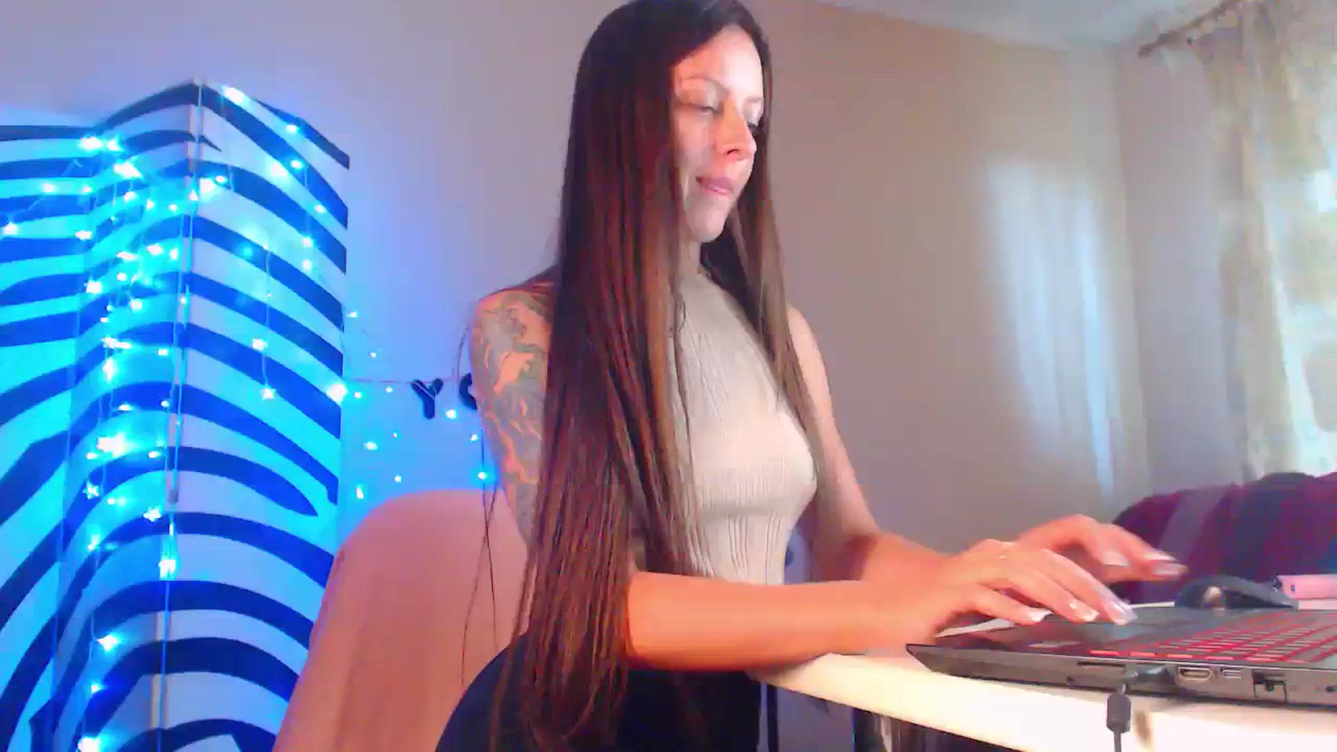 Gallery image thumbnail from Cos_Sexy's myfreecams stream on, 08/08/2023, 13:06 image 18 of 20