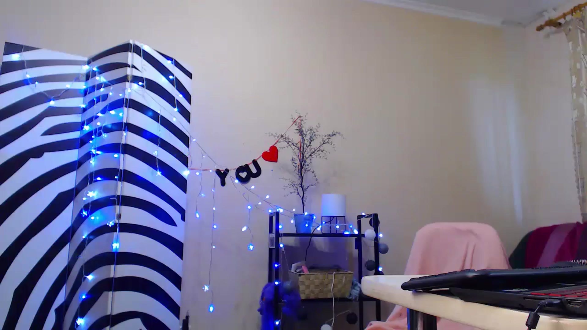 Gallery image thumbnail from Cos_Sexy's myfreecams stream on, 08/22/2023, 10:39 image 3 of 20