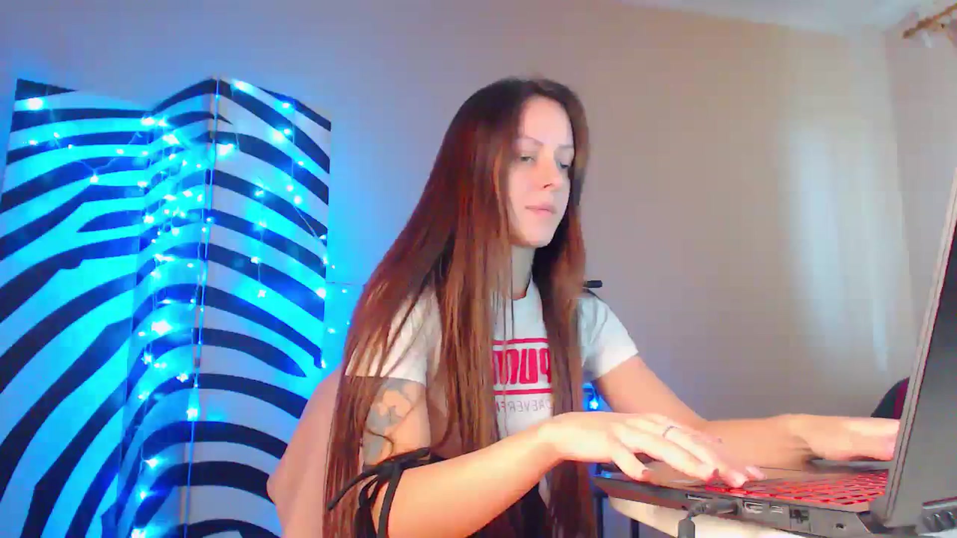 Gallery image thumbnail from Cos_Sexy's myfreecams stream on, 10/17/2023, 10:56 image 16 of 20