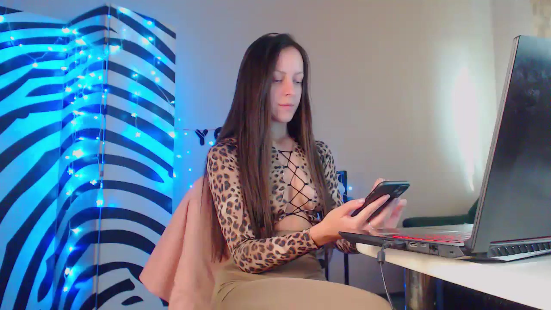 Gallery image thumbnail from Cos_Sexy's myfreecams stream on, 10/27/2023, 13:18 image 13 of 20