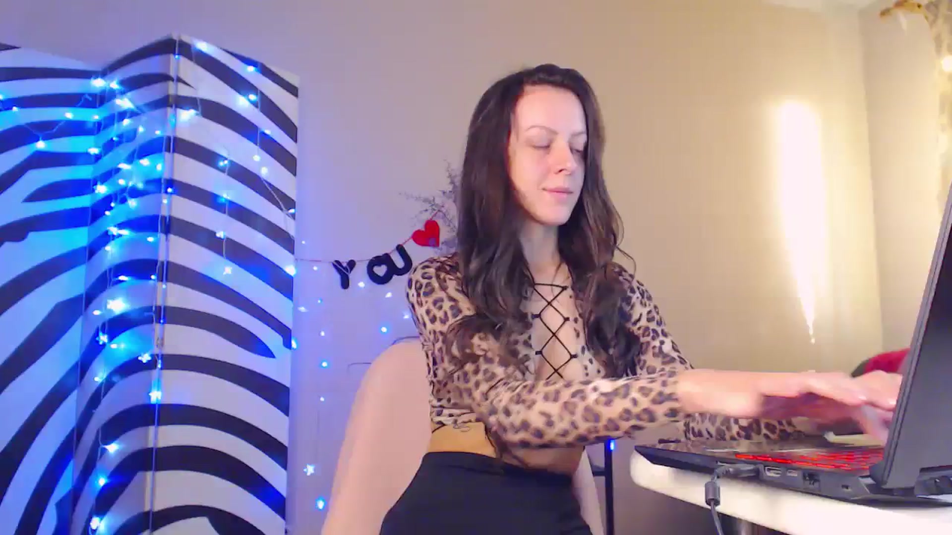 Gallery image thumbnail from Cos_Sexy's myfreecams stream on, 10/31/2023, 14:31 image 1 of 20