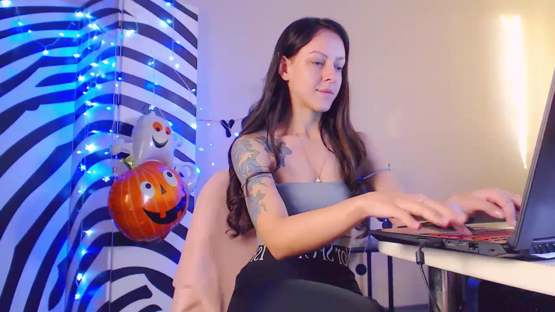 Gallery image thumbnail from Cos_Sexy's myfreecams stream on, 11/06/2023, 14:14 image 13 of 20