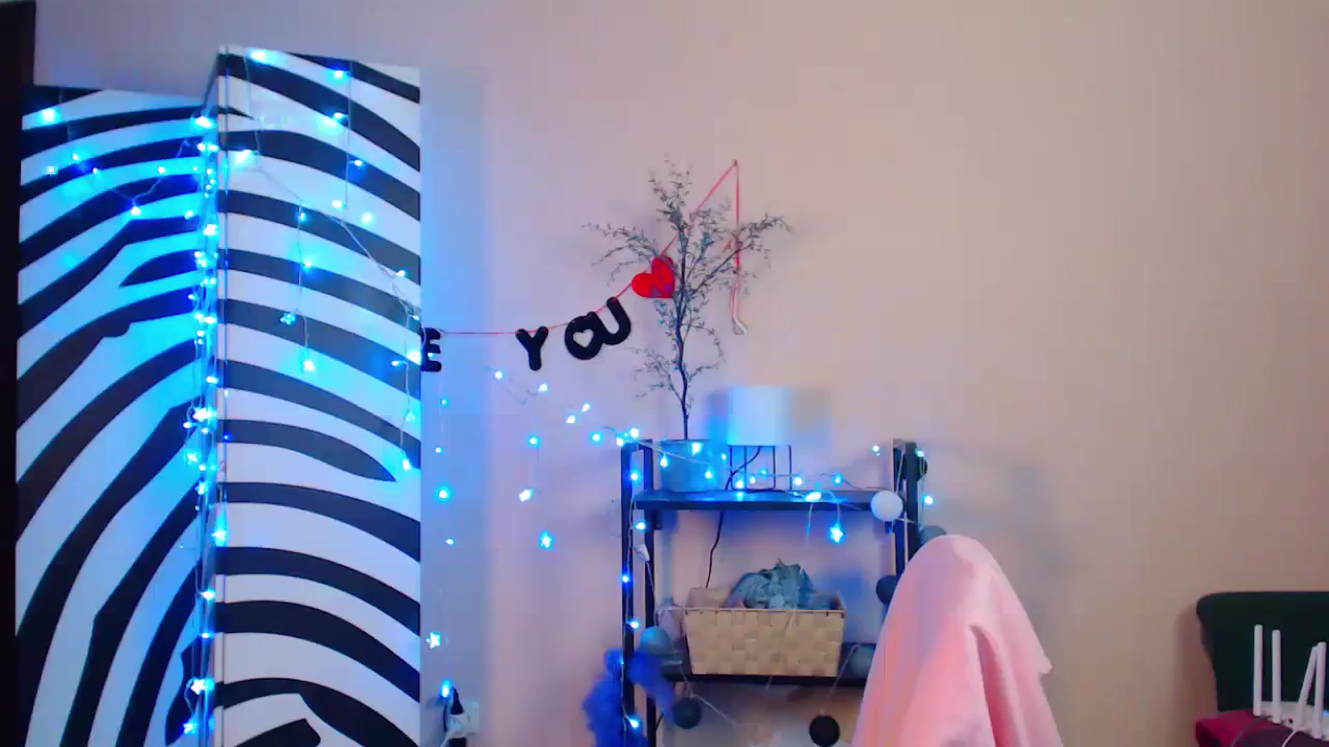 Gallery image thumbnail from Cos_Sexy's myfreecams stream on, 12/06/2023, 14:10 image 7 of 20