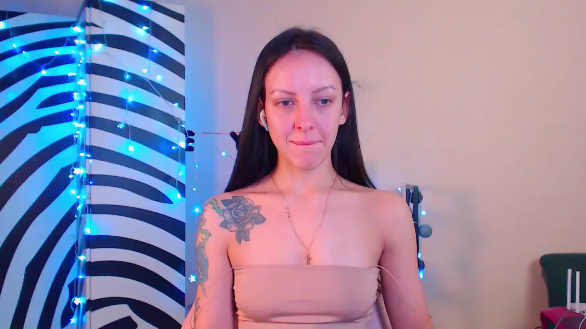 Gallery image thumbnail from Cos_Sexy's myfreecams stream on, 12/08/2023, 10:58 image 18 of 20