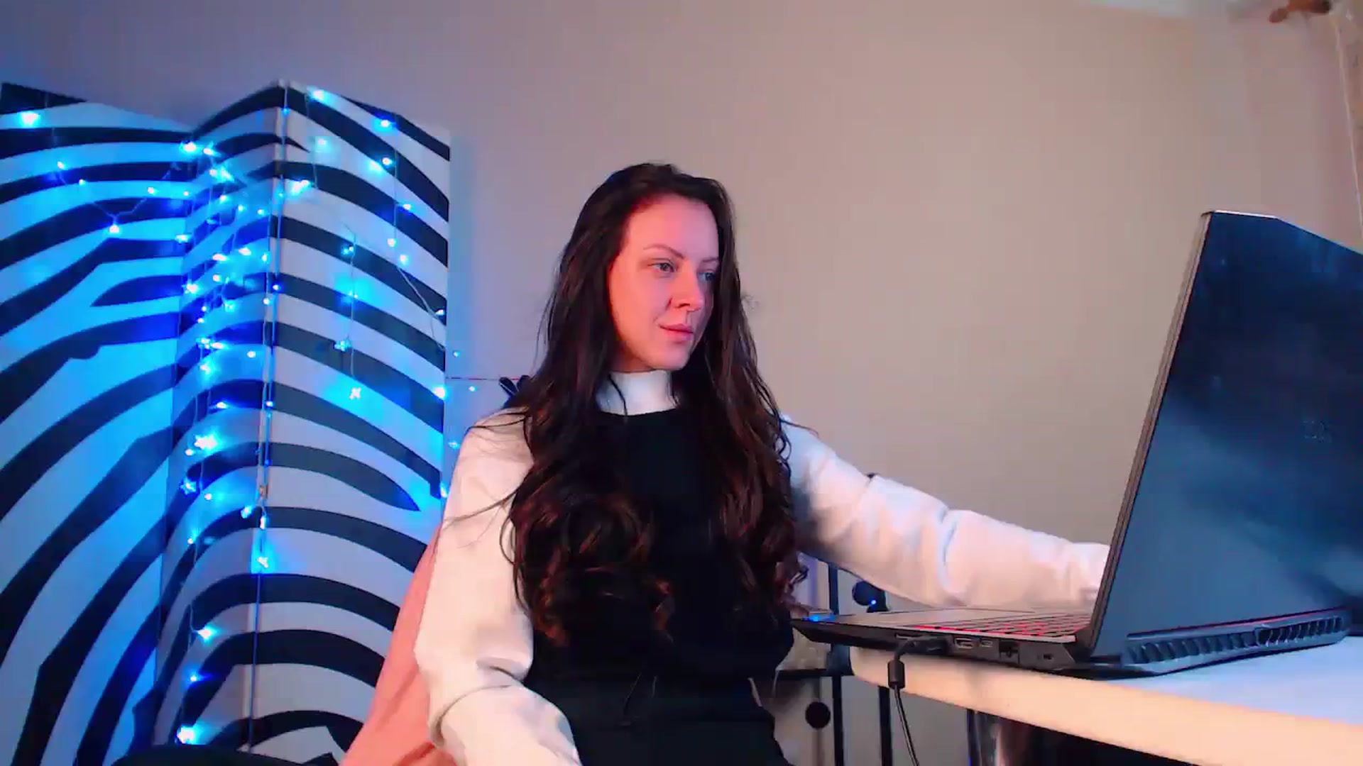 Gallery image thumbnail from Cos_Sexy's myfreecams stream on, 12/13/2023, 13:39 image 19 of 20