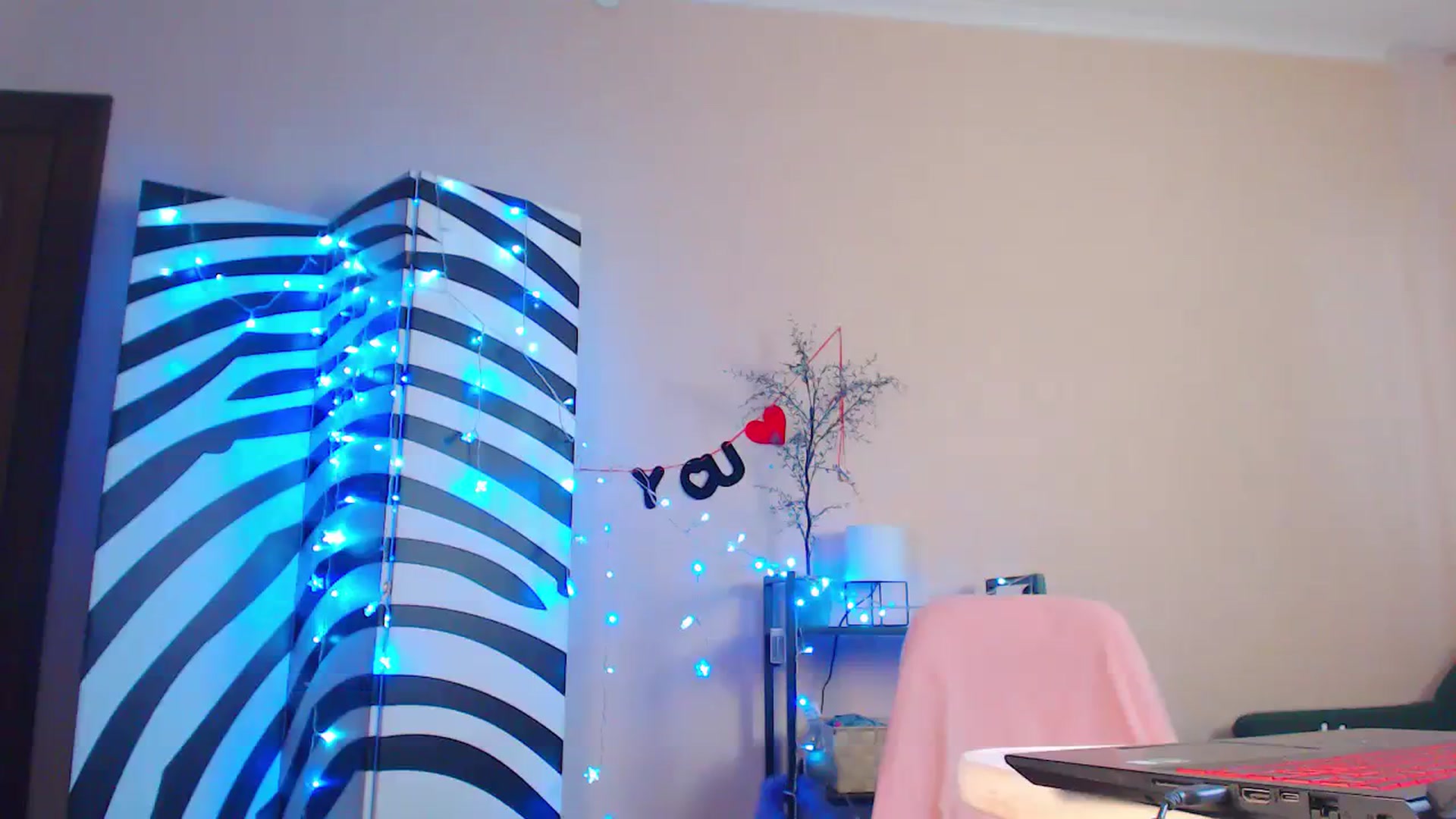 Gallery image thumbnail from Cos_Sexy's myfreecams stream on, 12/24/2023, 13:33 image 9 of 20