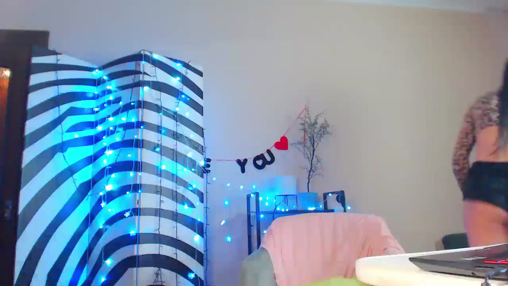 Gallery image thumbnail from Cos_Sexy's myfreecams stream on, 01/31/2024, 14:59 image 17 of 20