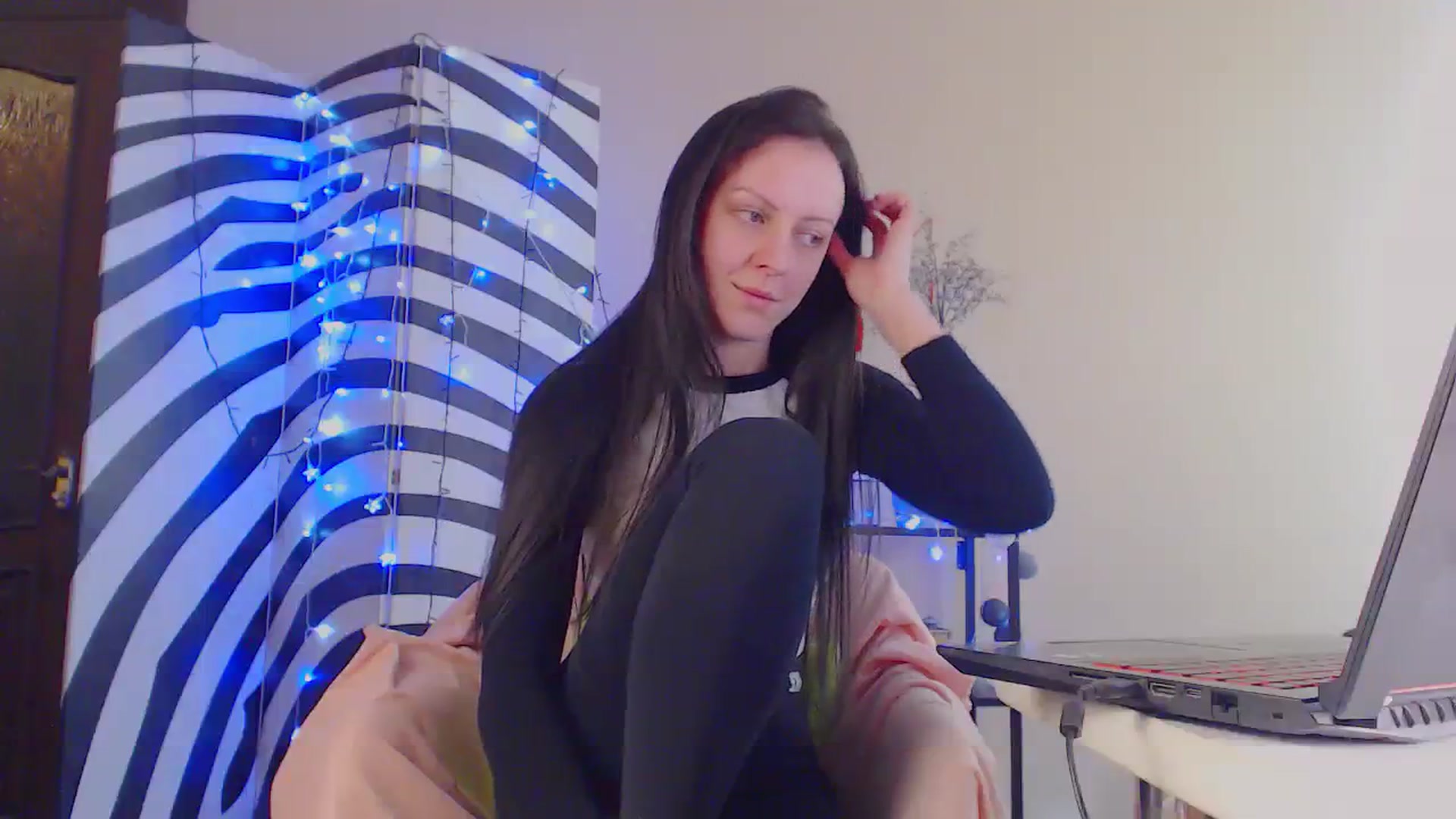 Gallery image thumbnail from Cos_Sexy's myfreecams stream on, 04/03/2024, 13:37 image 17 of 20