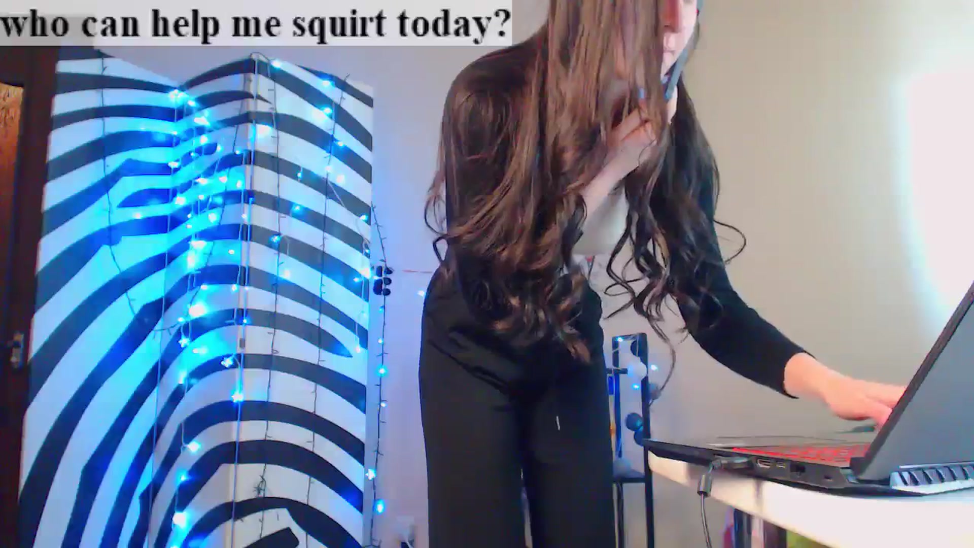 Gallery image thumbnail from Cos_Sexy's myfreecams stream on, 04/08/2024, 12:13 image 10 of 20