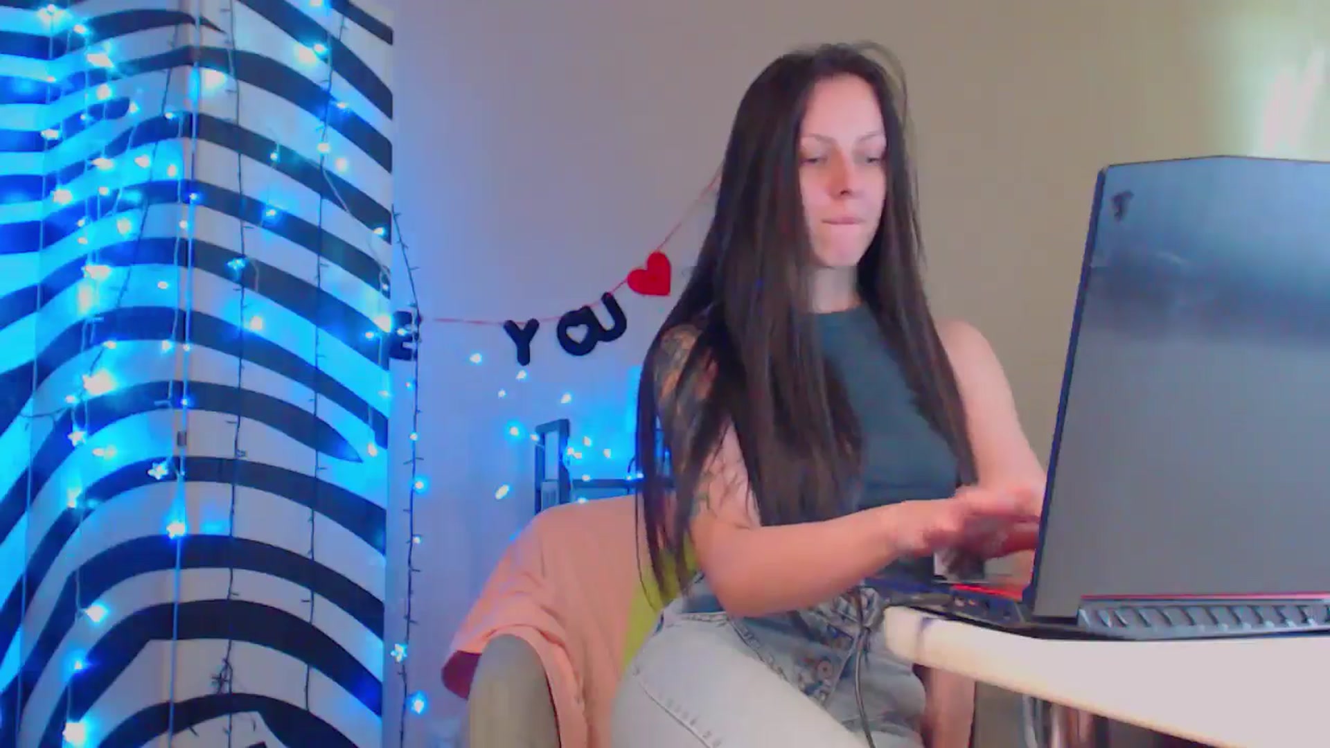 Gallery image thumbnail from Cos_Sexy's myfreecams stream on, 04/29/2024, 13:01 image 17 of 20