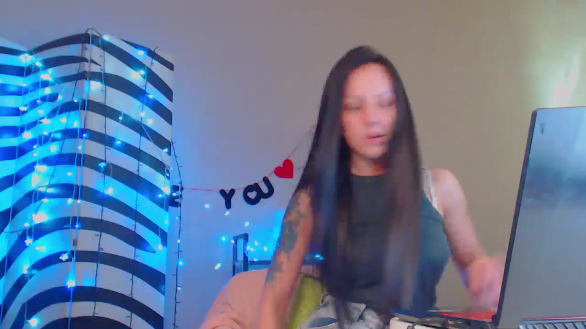 Gallery image thumbnail from Cos_Sexy's myfreecams stream on, 04/29/2024, 13:01 image 15 of 20
