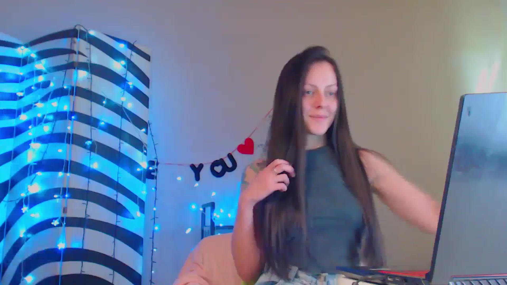 Gallery image thumbnail from Cos_Sexy's myfreecams stream on, 04/29/2024, 13:01 image 16 of 20