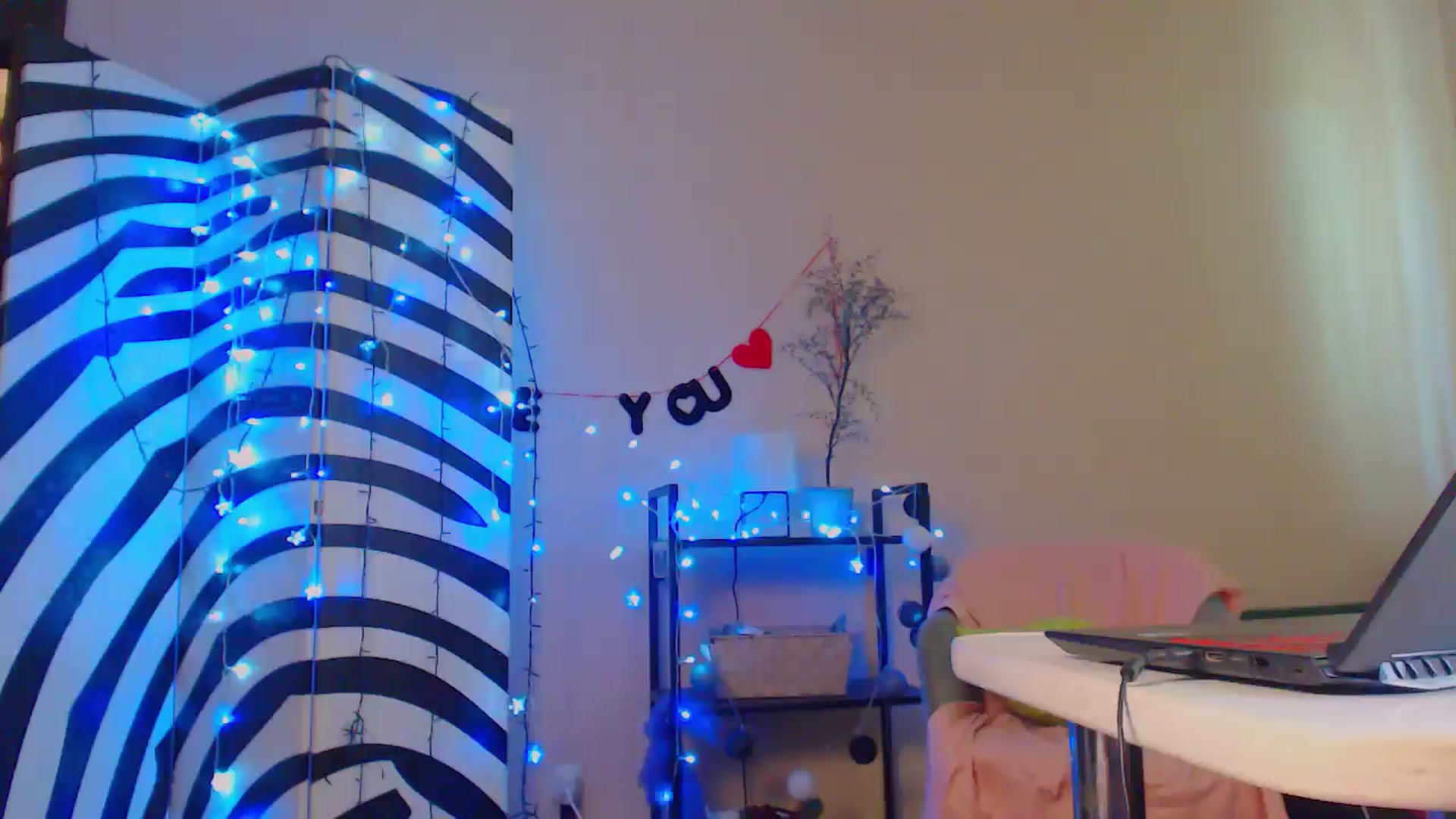 Gallery image thumbnail from Cos_Sexy's myfreecams stream on, 05/01/2024, 12:03 image 16 of 20