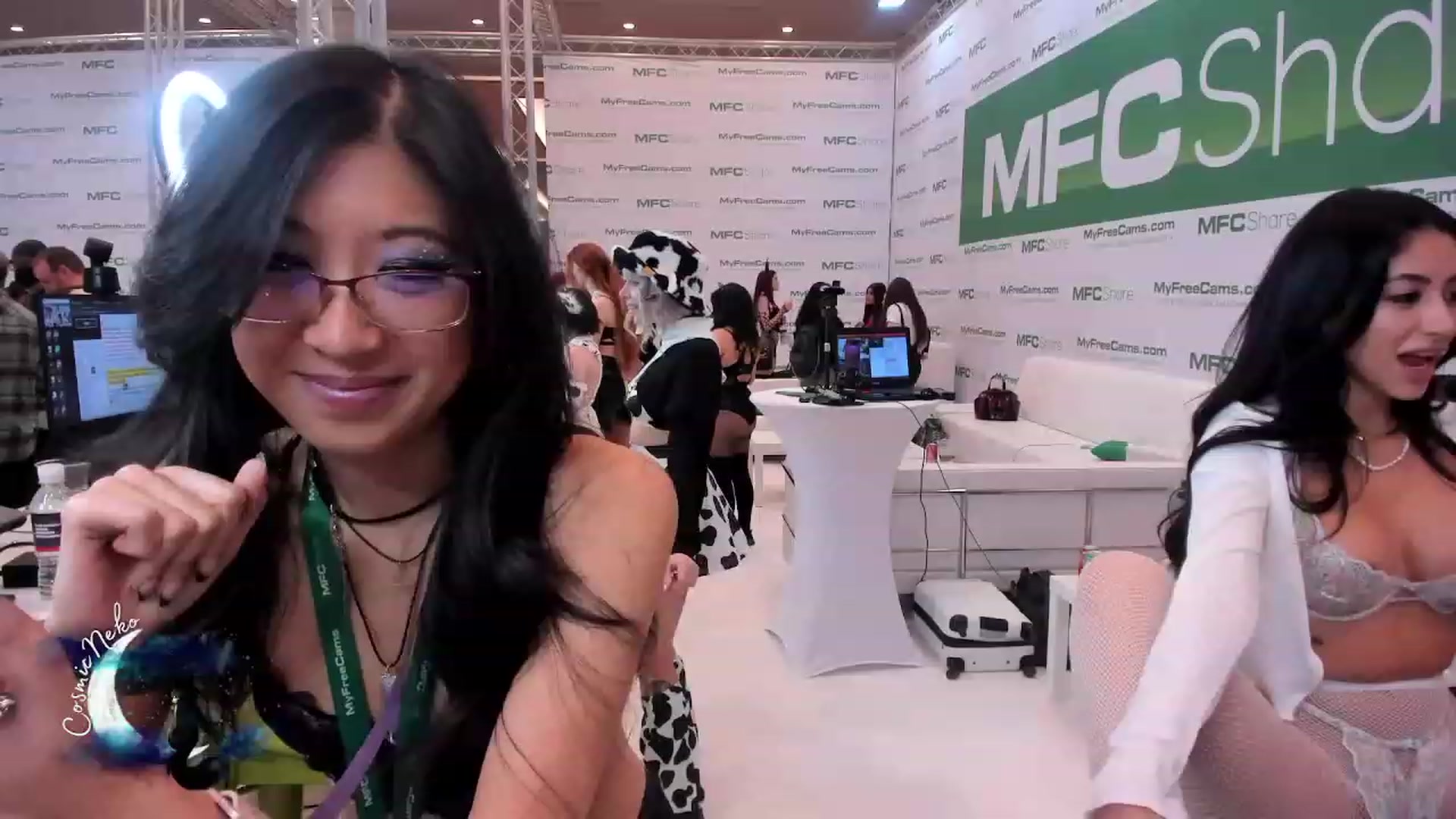 Gallery image thumbnail from CosmicNeko's myfreecams stream on, 01/06/2023, 01:30 image 15 of 20