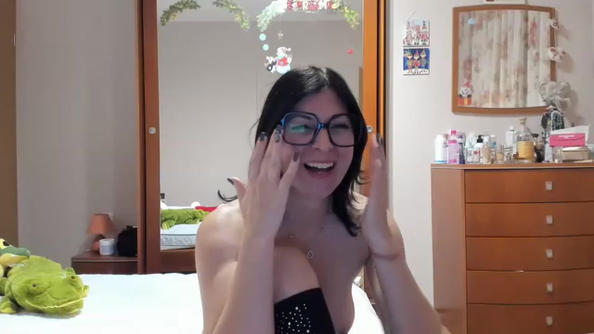 Gallery image thumbnail from Cougar_Fiona's myfreecams stream on, 12/17/2022, 24:24 image 4 of 20