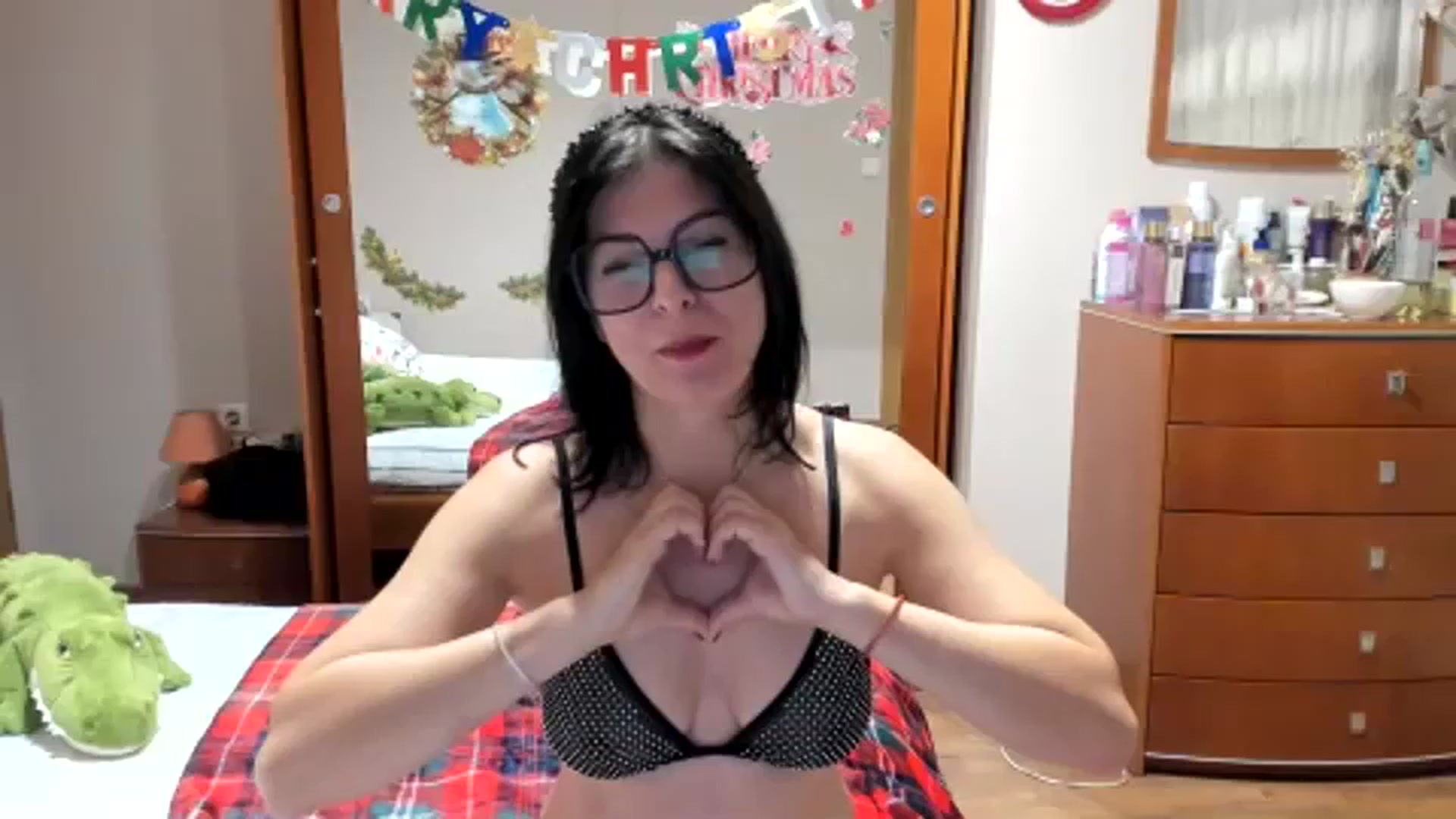 Gallery image thumbnail from Cougar_Fiona's myfreecams stream on, 12/27/2023, 24:07 image 1 of 20