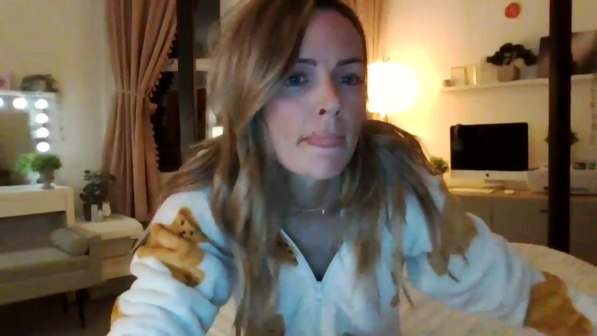 Gallery image thumbnail from Courtney's myfreecams stream on, 10/22/2023, 20:43 image 14 of 20