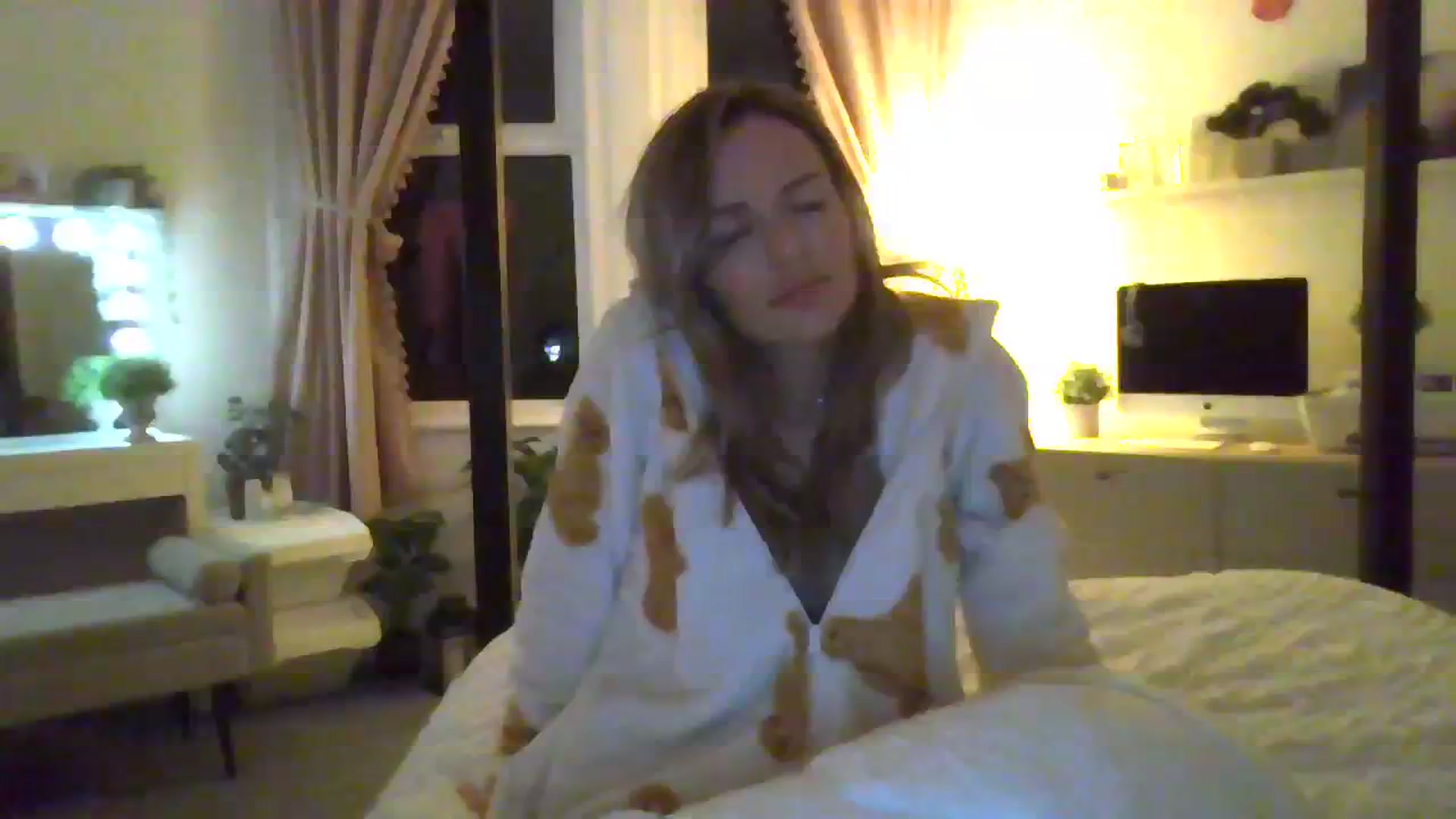 Gallery image thumbnail from Courtney's myfreecams stream on, 10/22/2023, 21:20 image 5 of 20