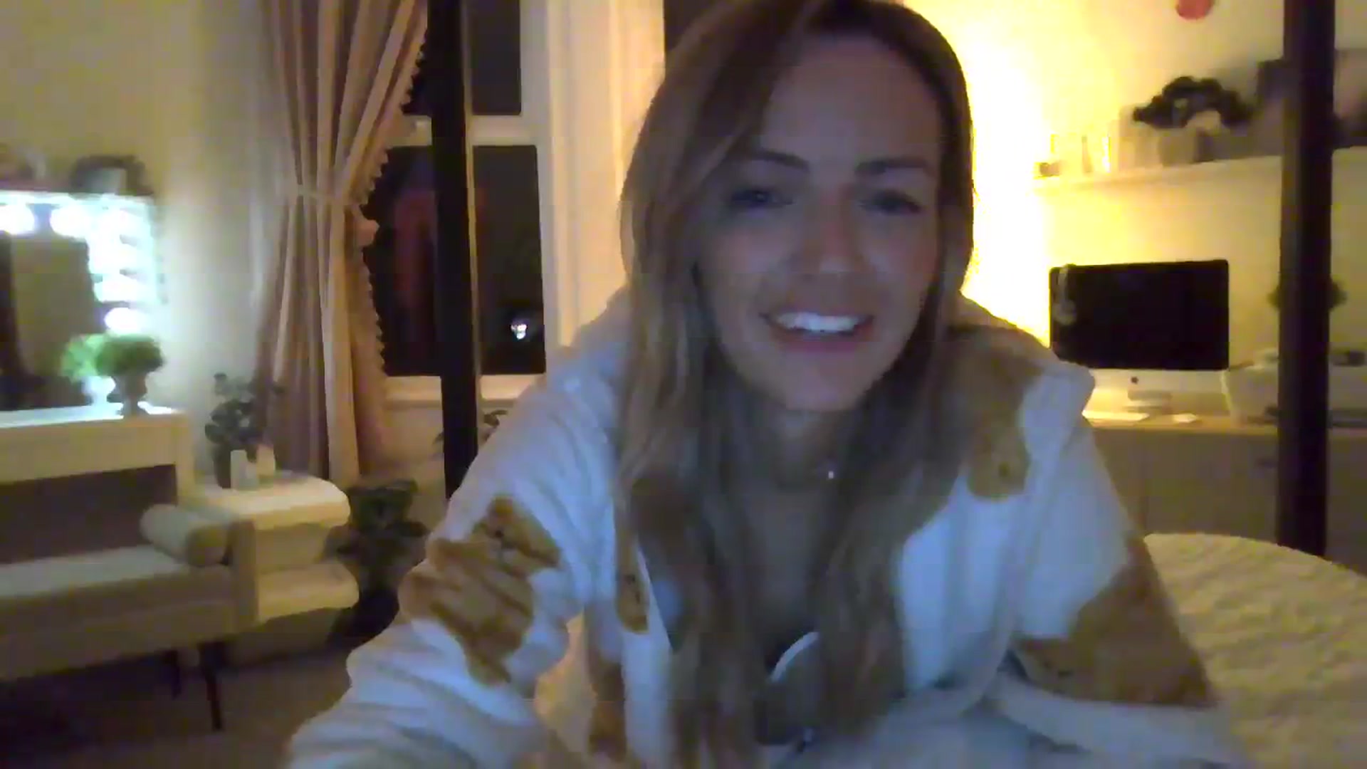 Gallery image thumbnail from Courtney's myfreecams stream on, 10/22/2023, 21:20 image 6 of 20