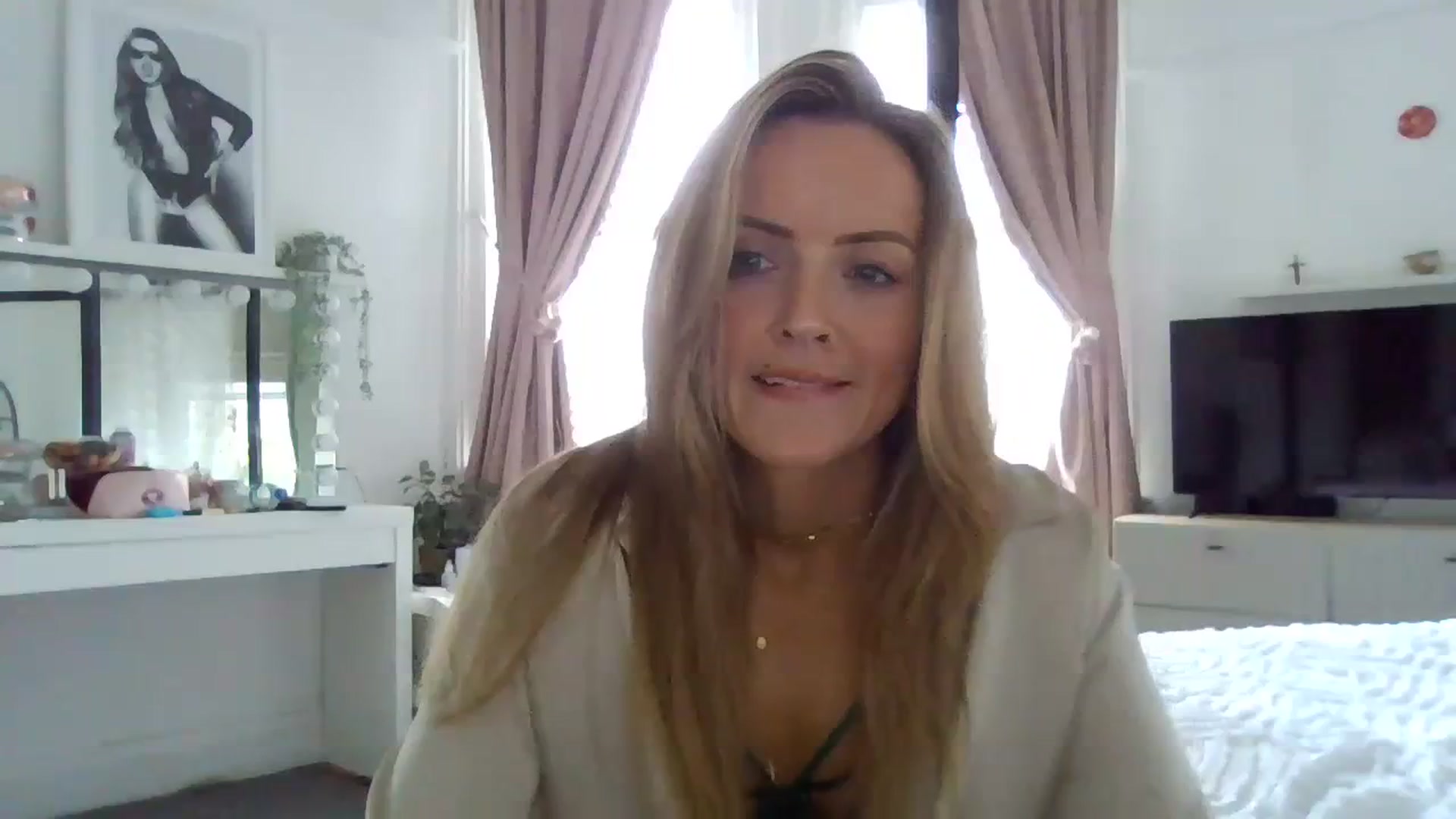Gallery image thumbnail from Courtney's myfreecams stream on, 02/14/2024, 12:14 image 14 of 20