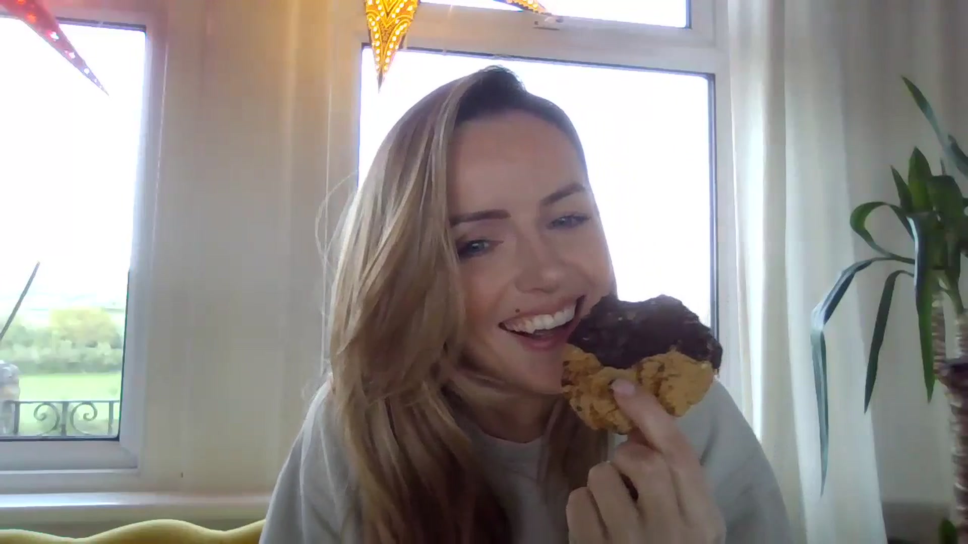 Gallery image thumbnail from Courtney's myfreecams stream on, 04/14/2024, 18:27 image 18 of 20