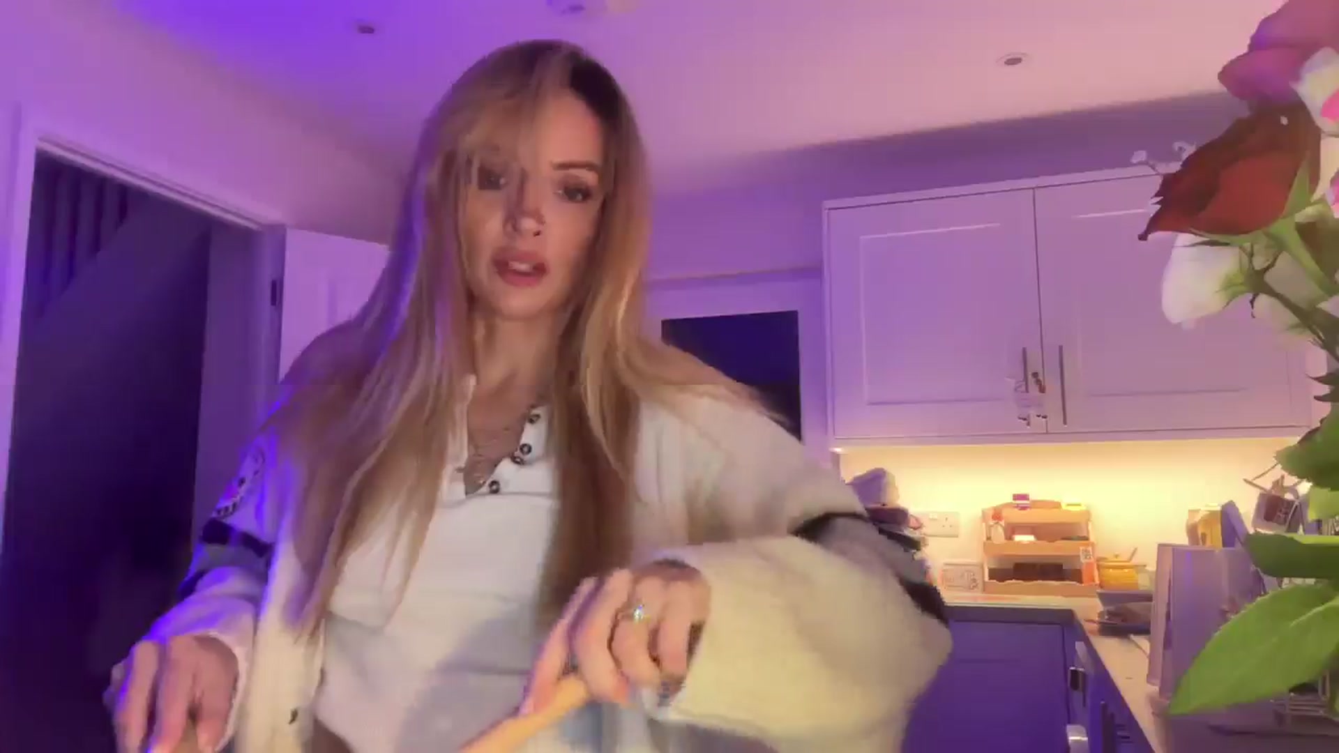 Gallery image thumbnail from Courtney's myfreecams stream on, 08/29/2025, 23:05 image 15 of 20