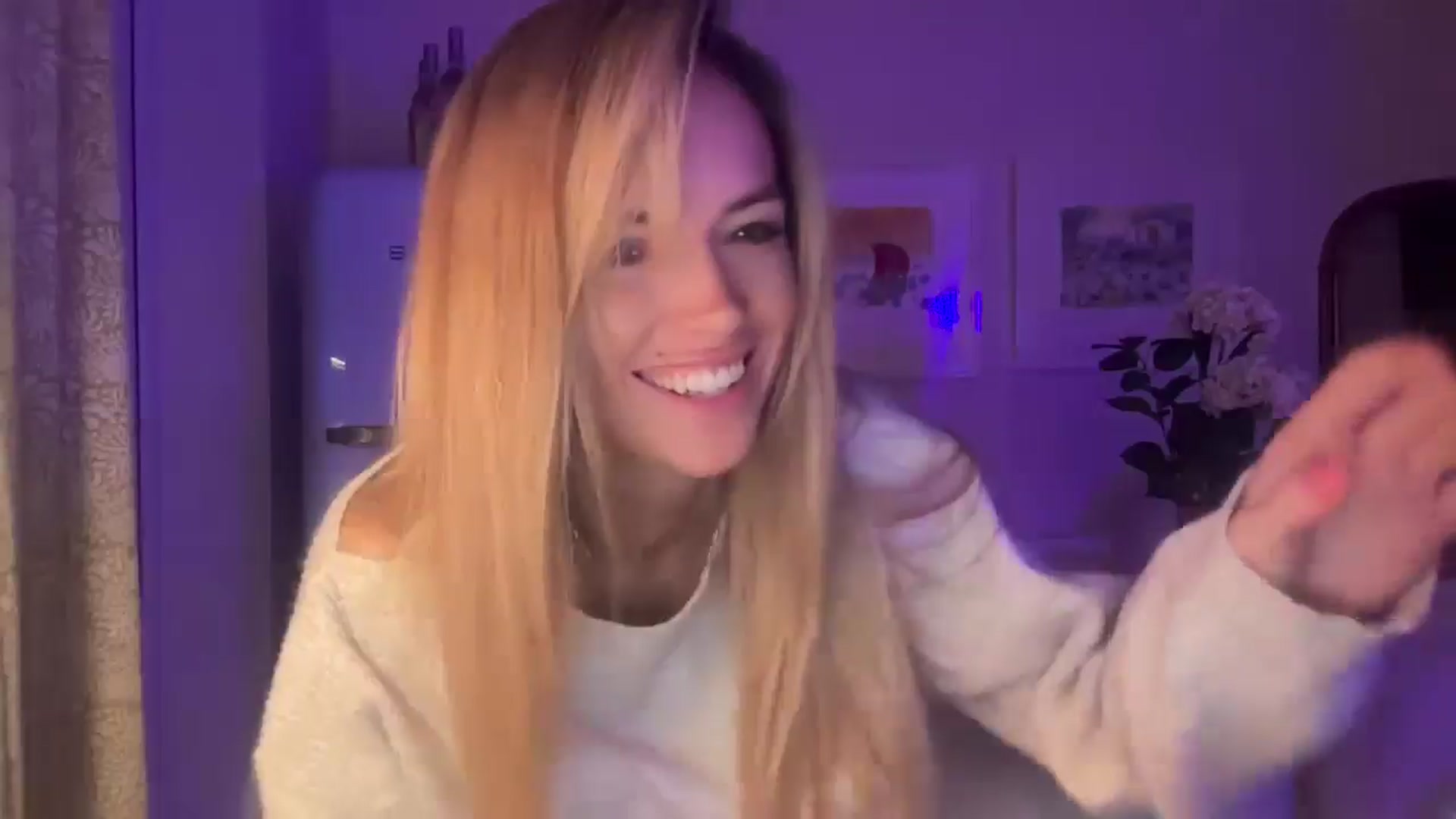 Gallery image thumbnail from Courtney's myfreecams stream on, 09/06/2025, 24:31 image 10 of 20