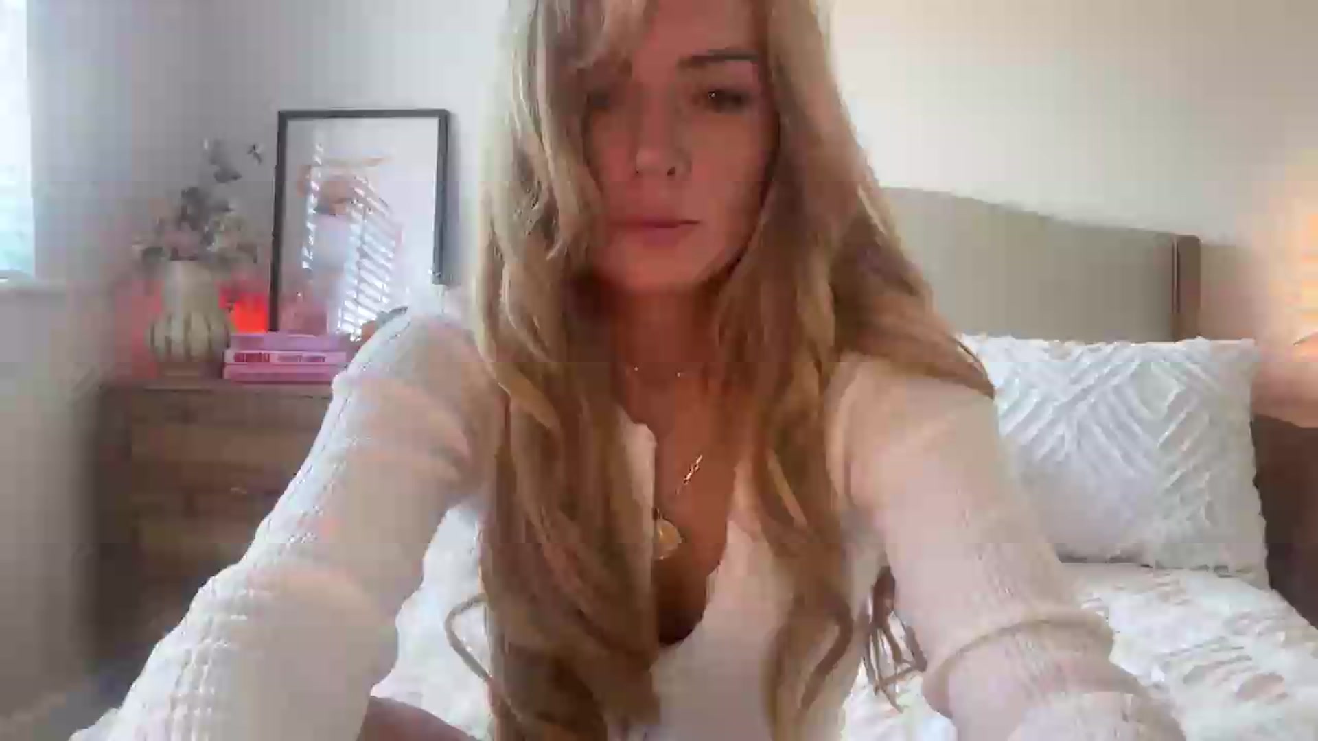Gallery image thumbnail from Courtney's myfreecams stream on, 08/05/2026, 16:09 image 9 of 20