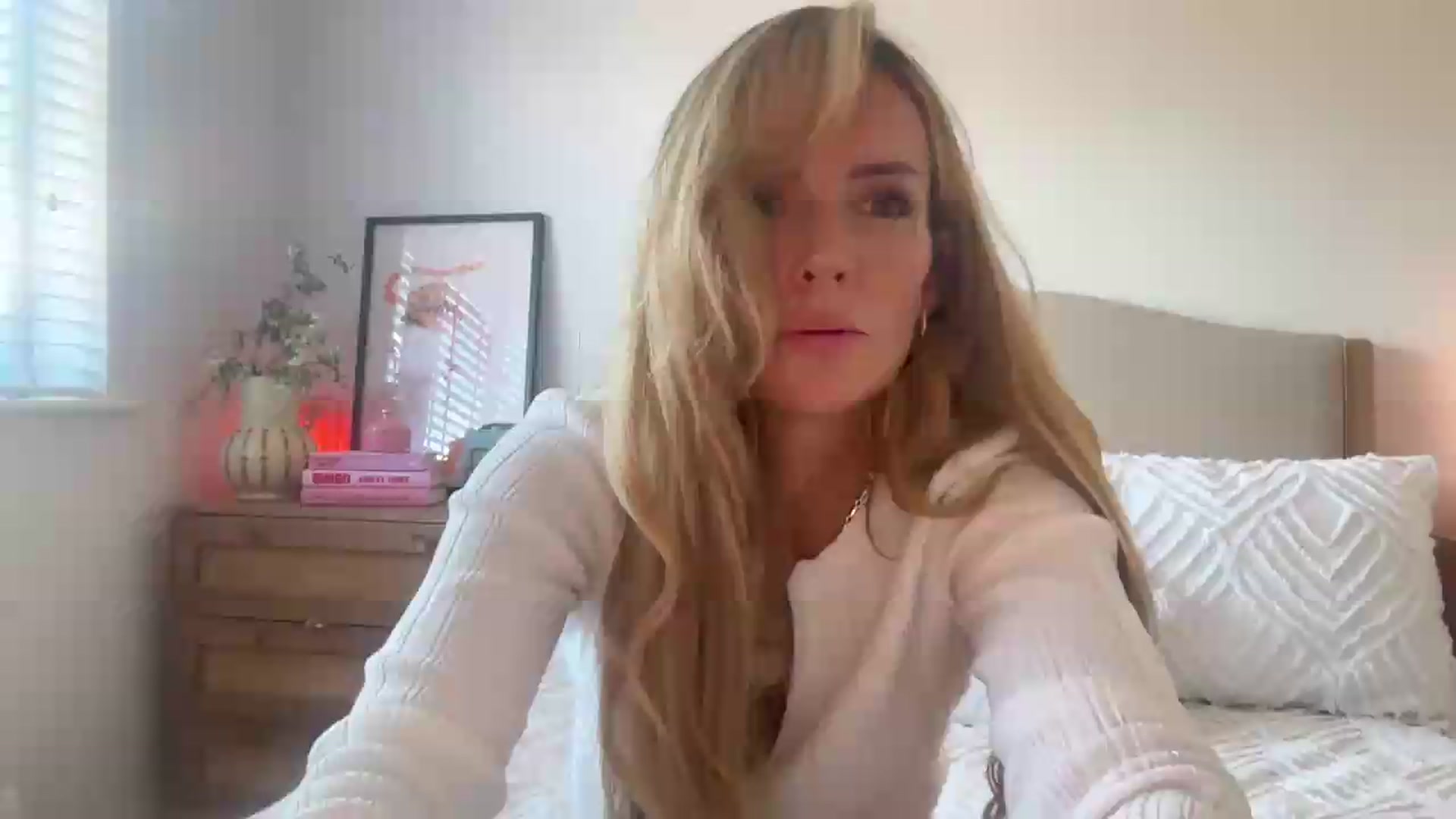 Gallery image thumbnail from Courtney's myfreecams stream on, 08/05/2026, 16:49 image 10 of 20