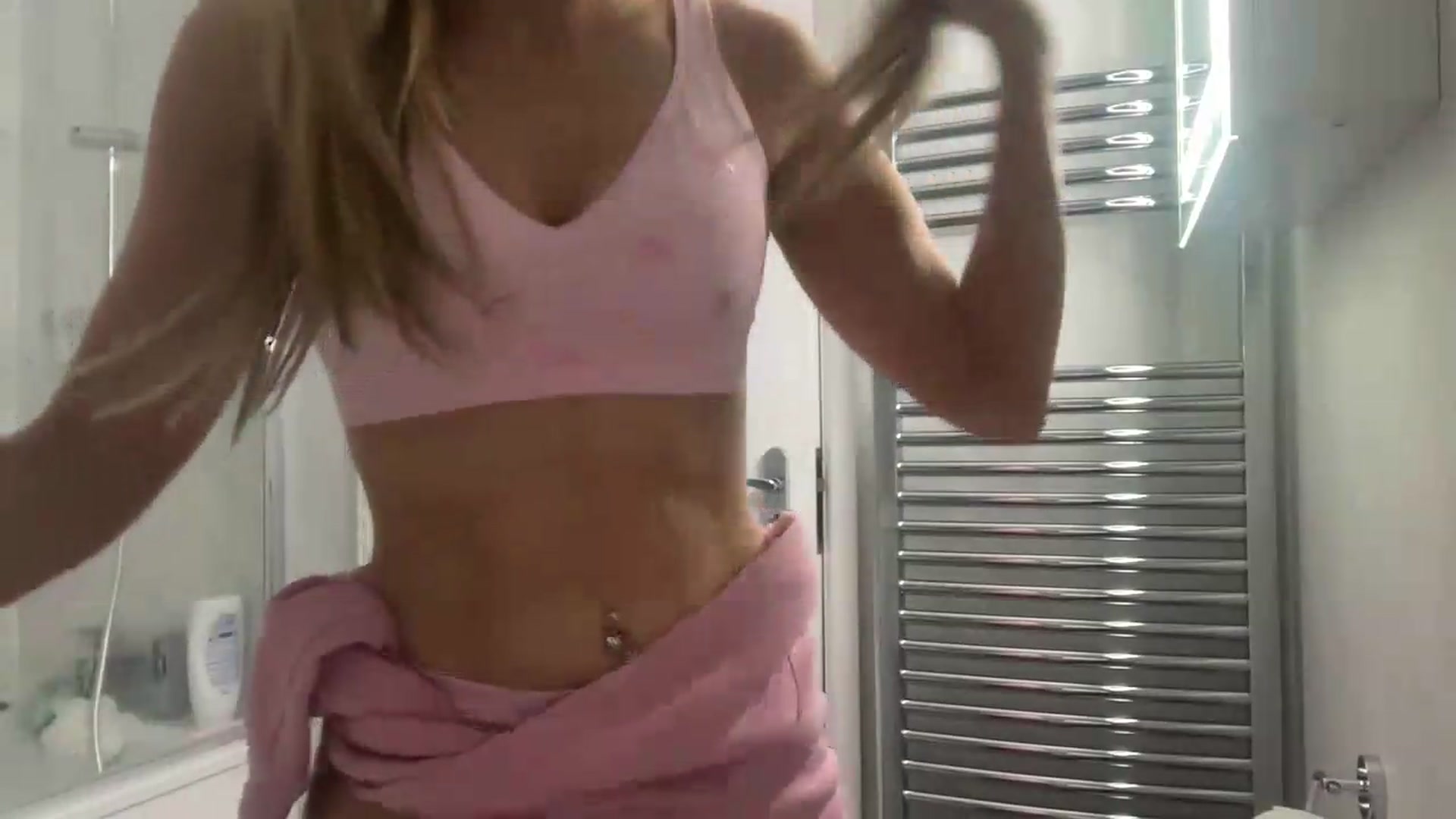 Gallery image thumbnail from Courtney's myfreecams stream on, 08/11/2026, 22:24 image 2 of 20