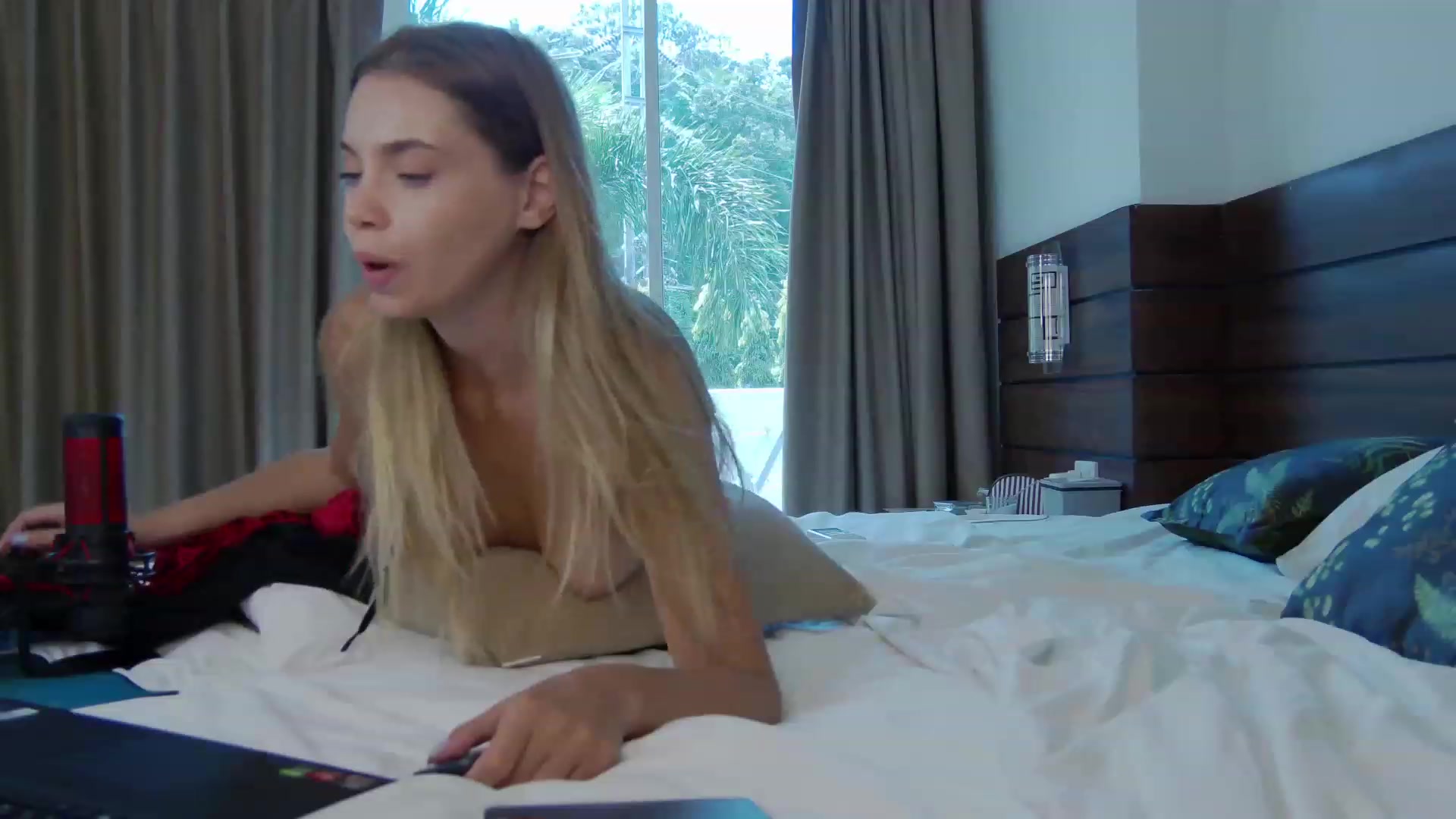 Gallery image thumbnail from Coverm3's myfreecams stream on, 11/27/2022, 04:40 image 13 of 20