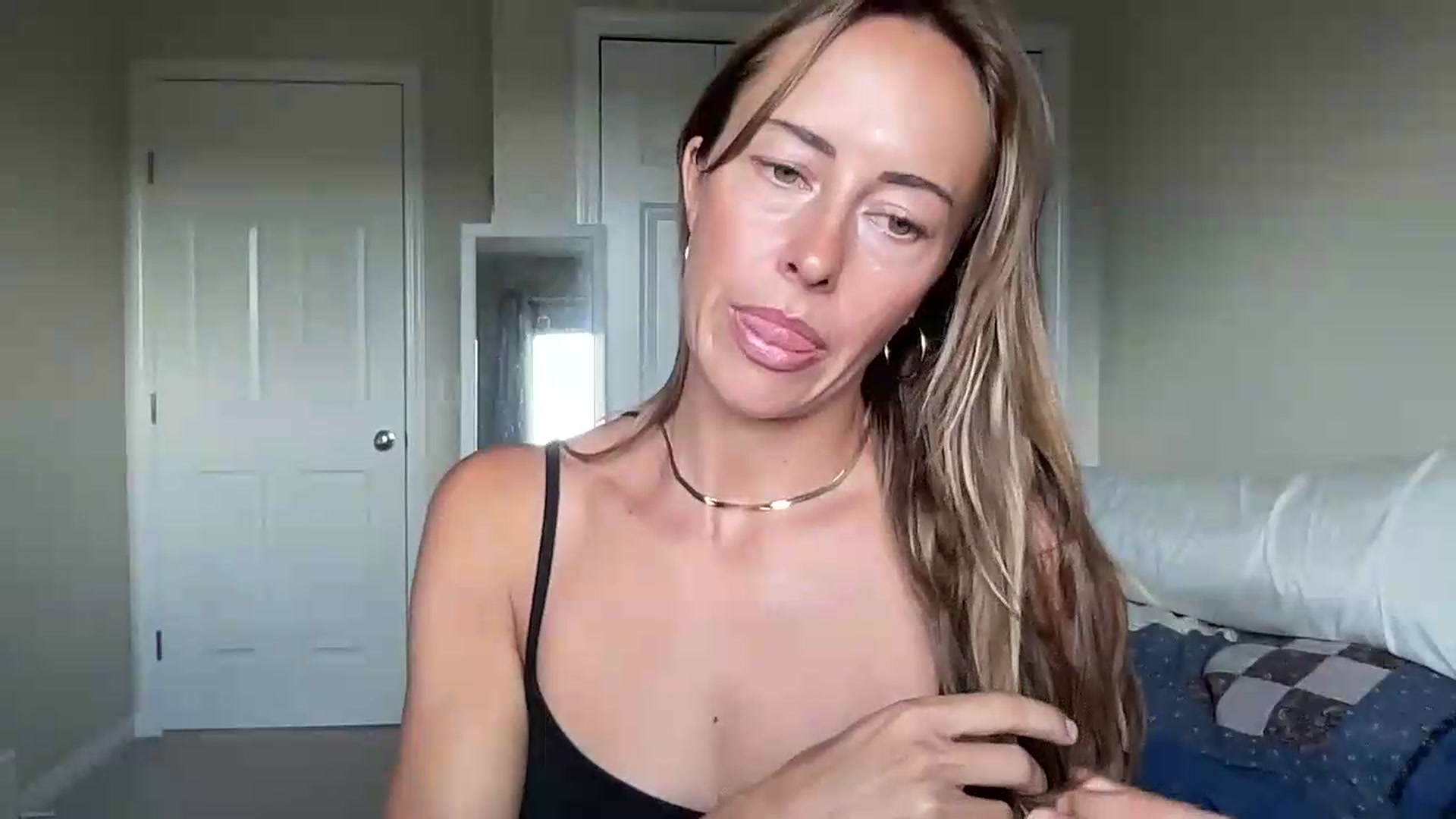 Gallery image thumbnail from CowgirlCrush's myfreecams stream on, 07/08/2026, 21:16 image 13 of 20