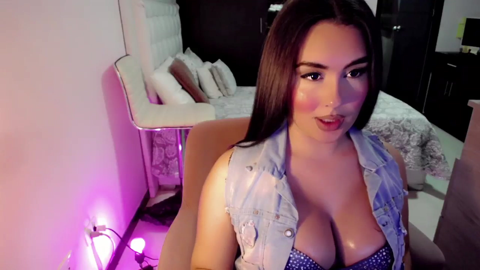Gallery image thumbnail from CrazyChanel's myfreecams stream on, 07/31/2023, 07:02 image 17 of 20