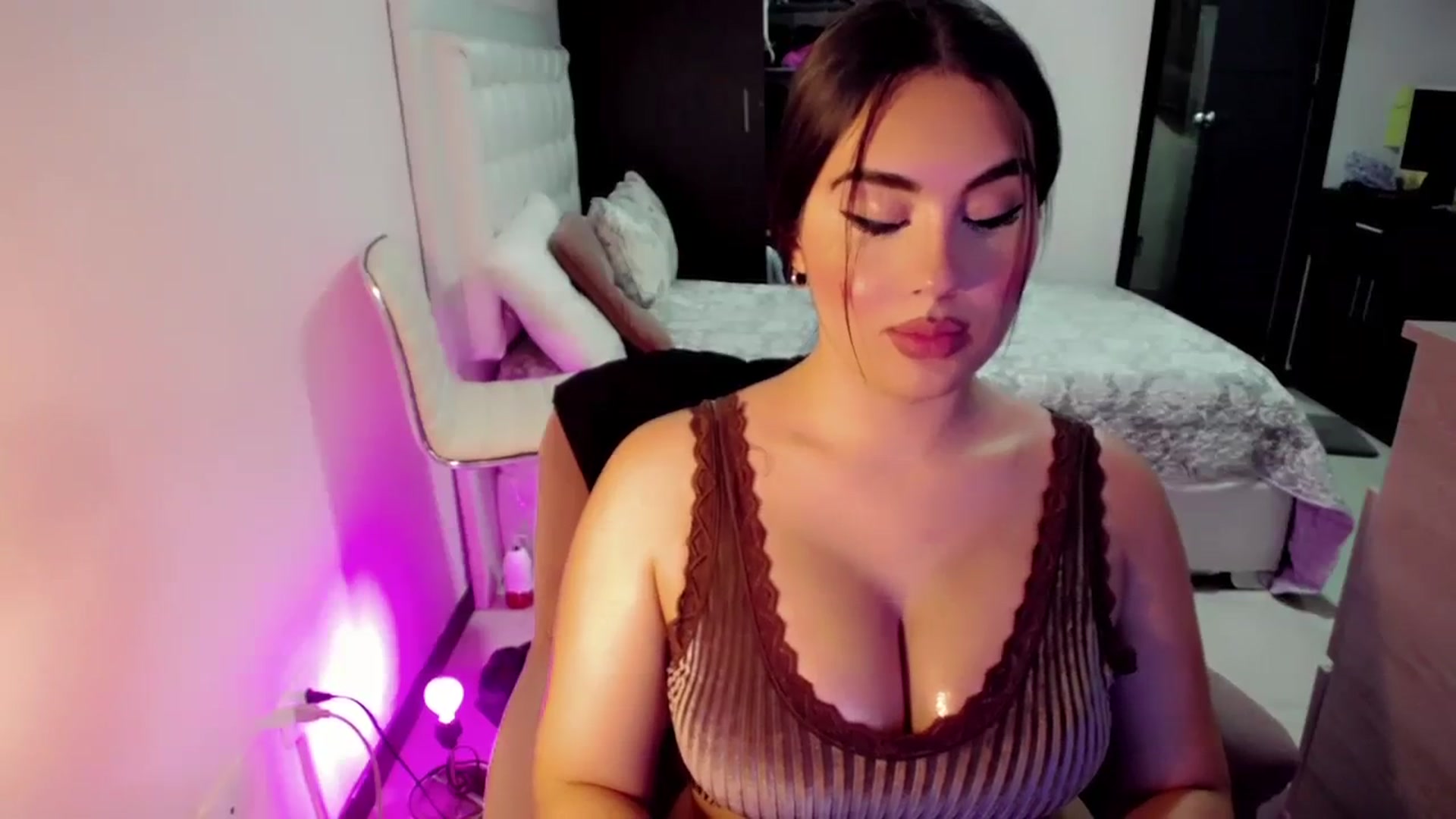Gallery image thumbnail from CrazyChanel's myfreecams stream on, 08/08/2023, 06:57 image 15 of 20