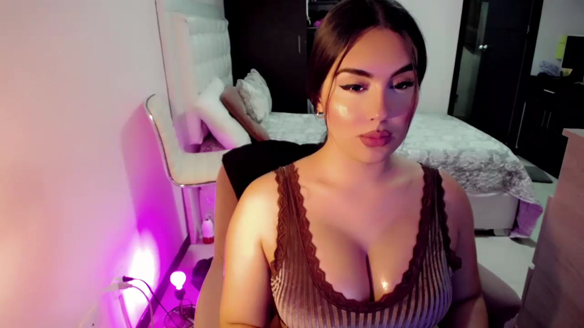 Gallery image thumbnail from CrazyChanel's myfreecams stream on, 08/08/2023, 06:57 image 17 of 20
