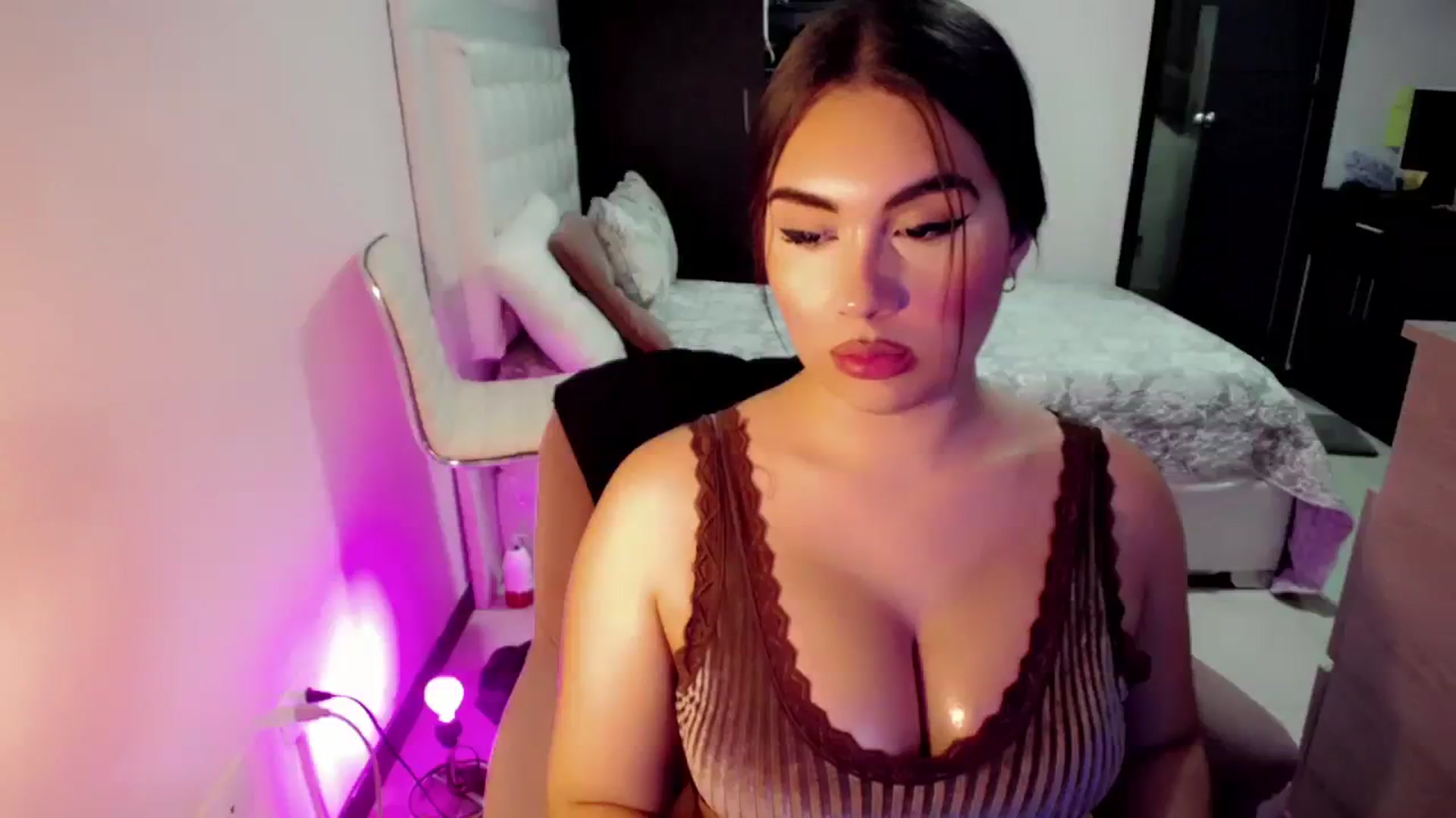 Gallery image thumbnail from CrazyChanel's myfreecams stream on, 08/08/2023, 06:57 image 18 of 20