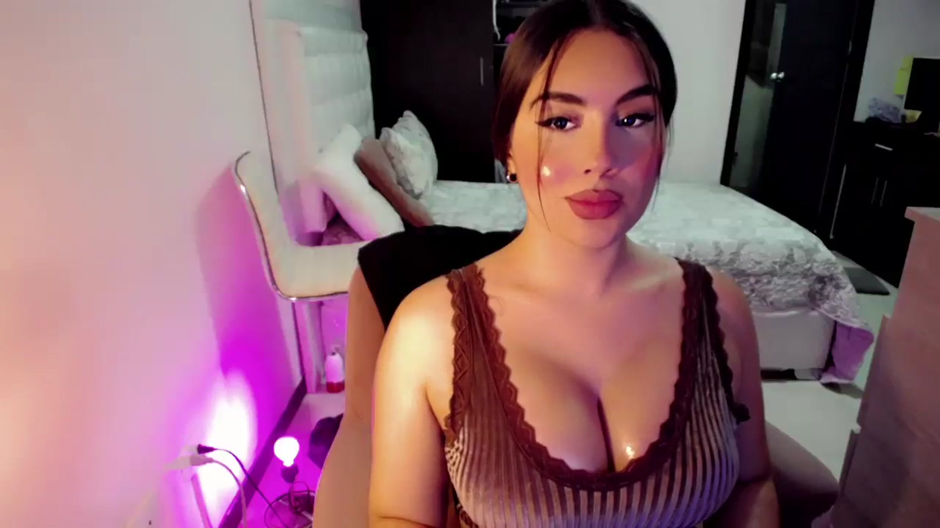 Gallery image thumbnail from CrazyChanel's myfreecams stream on, 08/08/2023, 06:57 image 13 of 20